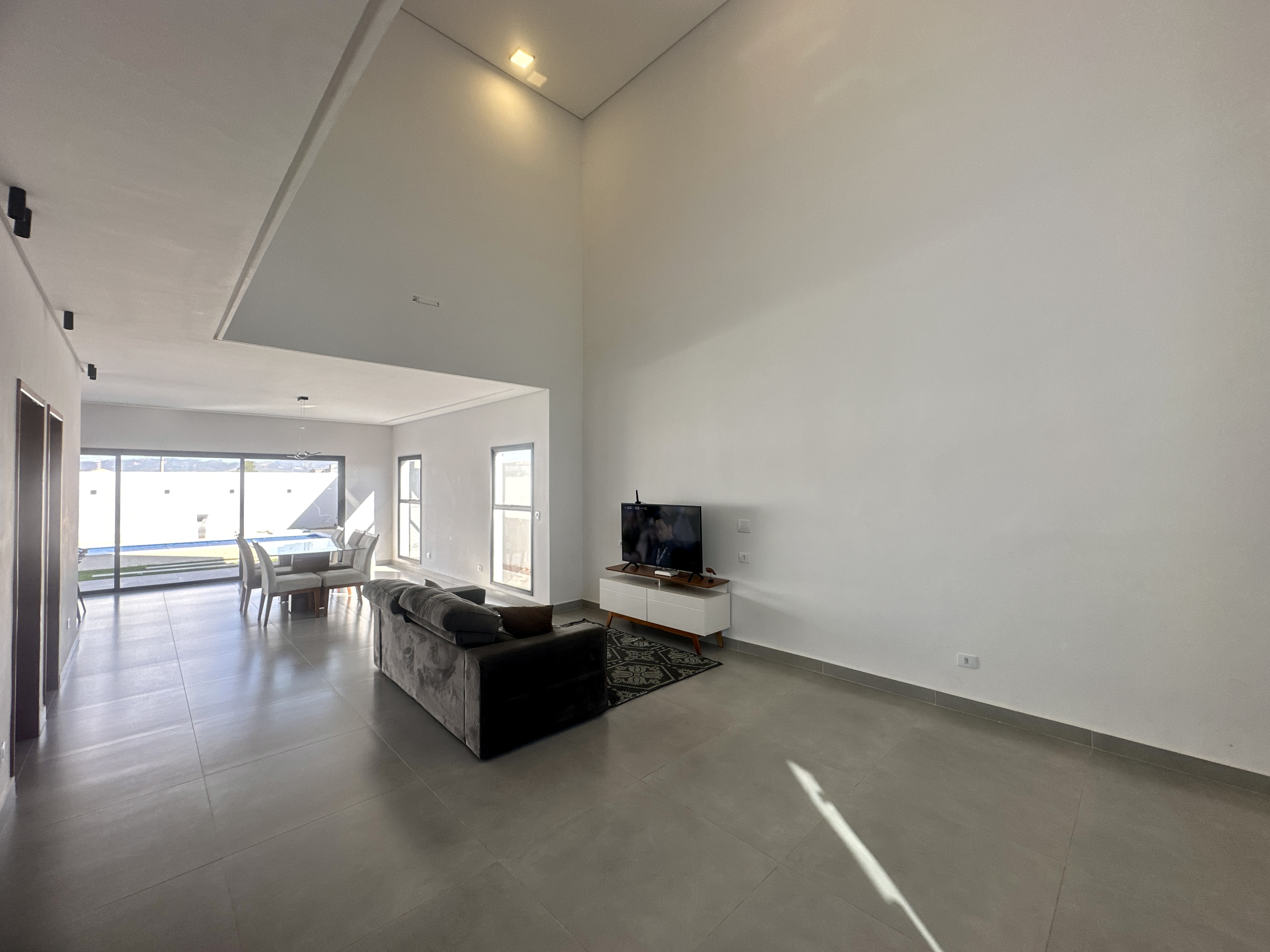 Casa à venda com 4 dormitórios no Condomínio Bella Vitta em Caçapava/SP.