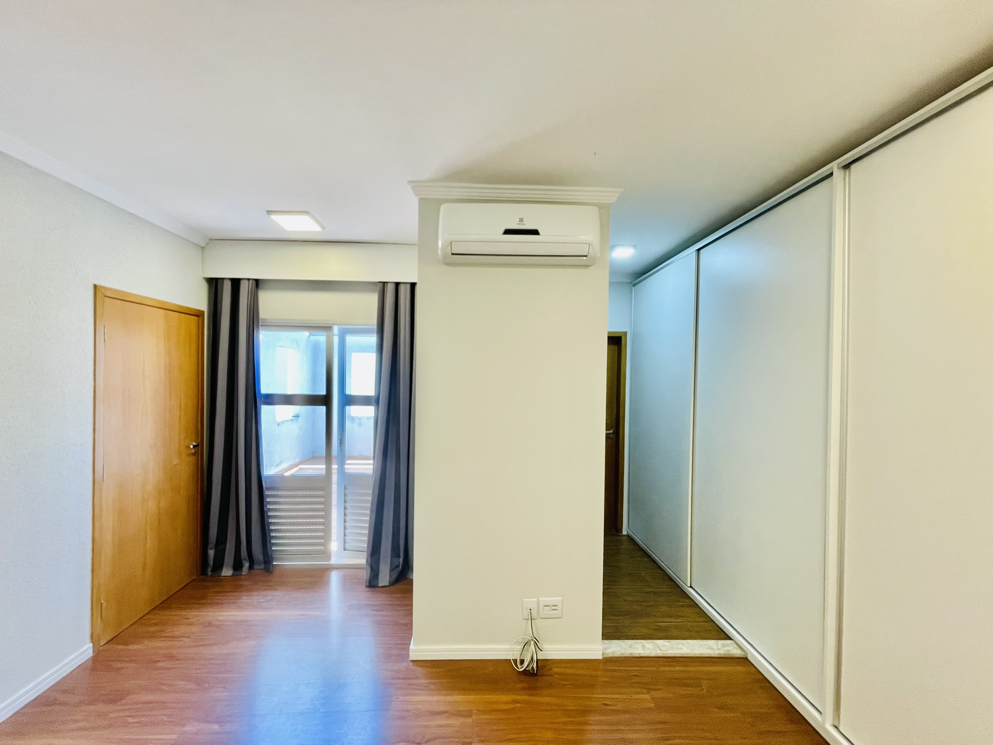 Casa à venda com 3 suítes no Condomínio Campos do Conde II em Tremembé/SP.