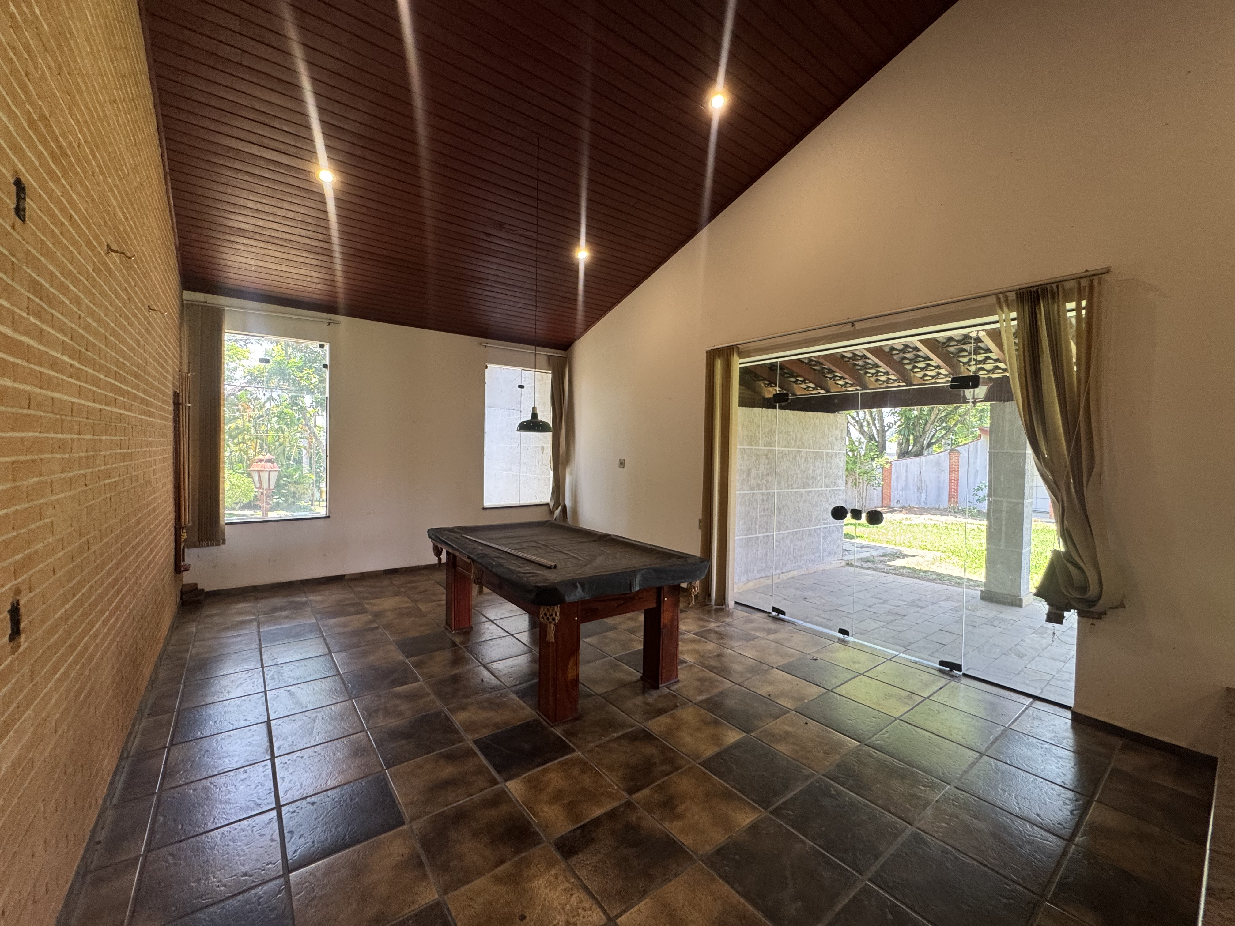 Casa à venda com 5 dormitórios no Condomínio Village Paineiras em Pindamonhangaba/SP.