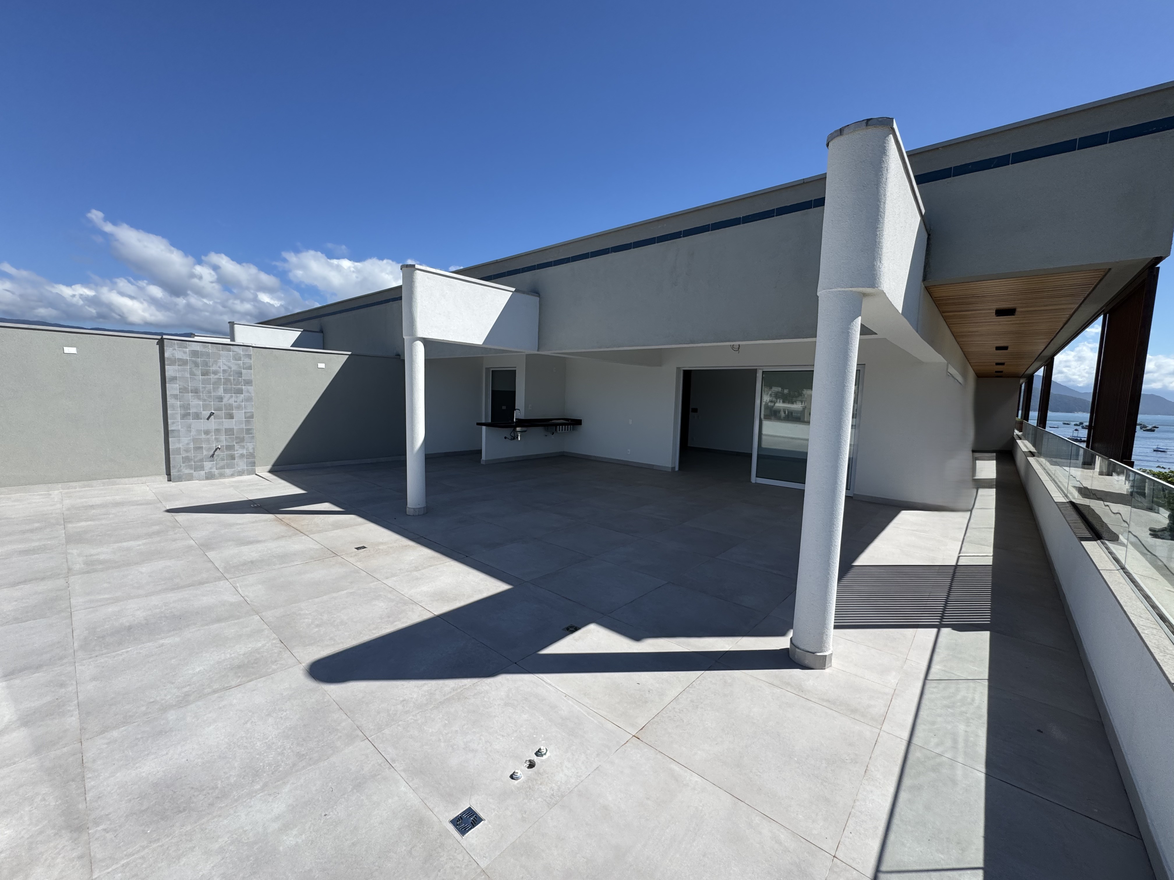 Apartamento à venda com 3 suítes no Condomínio Ankor Residencial em Ubatuba/SP.