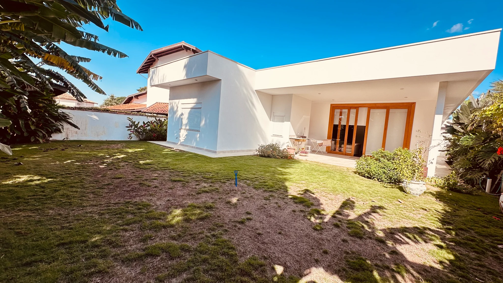 Casa à venda com 3 suítes no Condomínio Village Paineiras em Pindamonhangaba/SP.