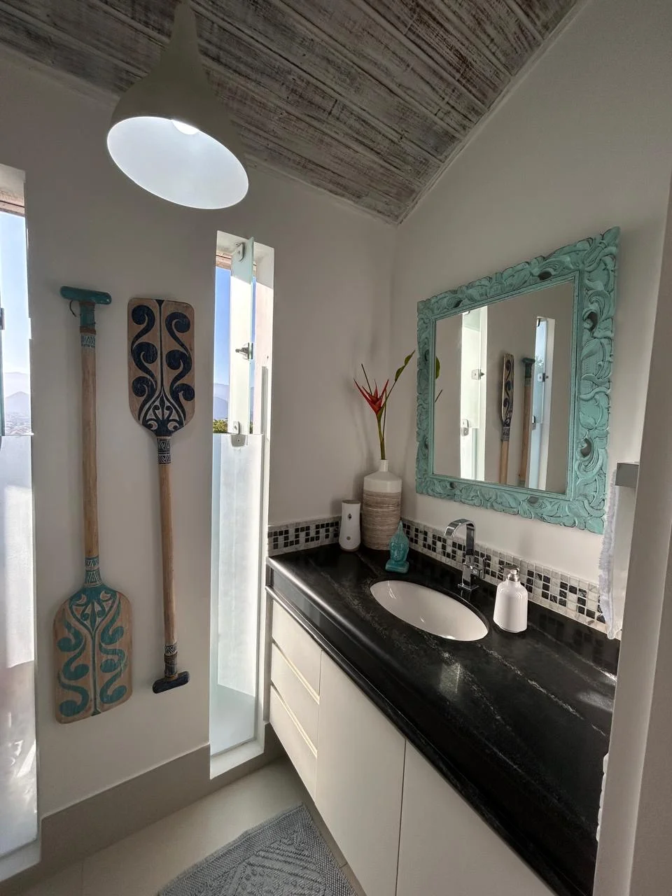 Casa á venda com 4 dormitórios no Condomínio Alto da Praia Vermelha em Ubatuba/SP.