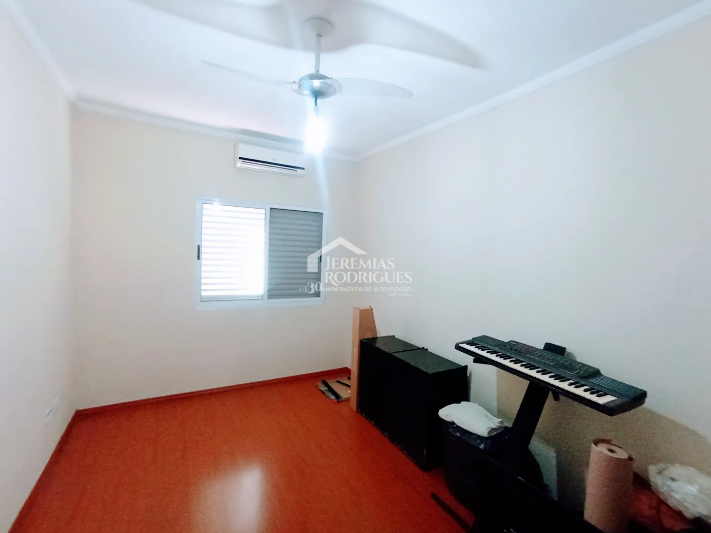 Casa à venda com 3 dormitórios no Condomínio Vale dos Príncipes em Taubaté/SP.