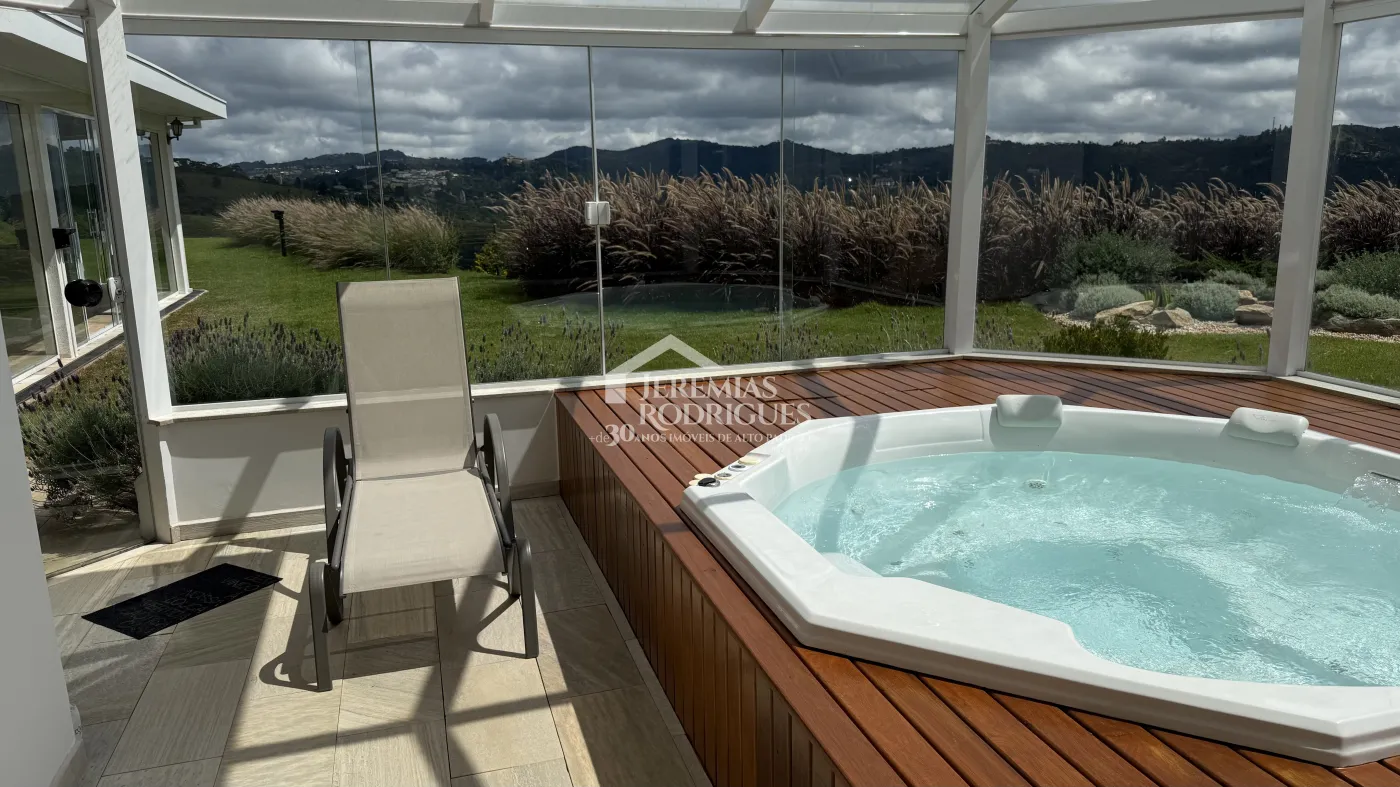 Casa à venda com 4 suítes no Condomínio Jardim Monte Belo em Campos do Jordão/SP.