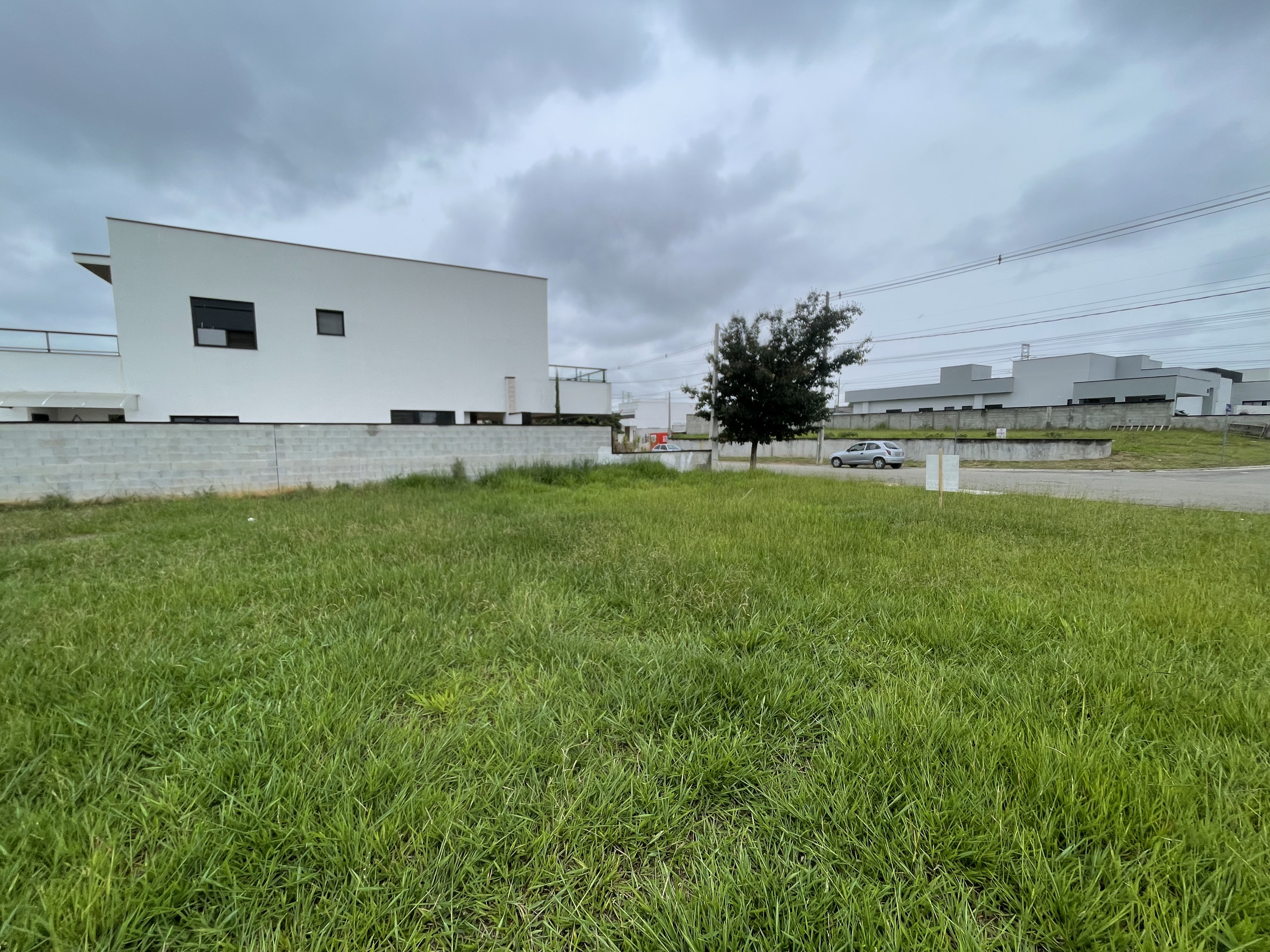 Terreno à venda com 630 m² no Condomínio Village II em Pindamonhangaba/SP. 