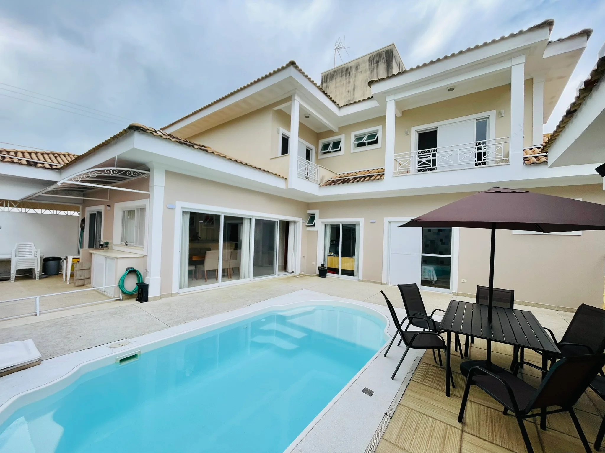 Casa à venda com 4 dormitórios no Condomínio Jardim Oásis em Taubaté/SP. 
