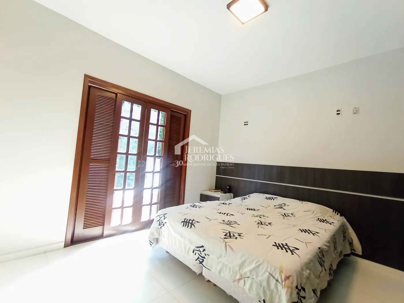 Casa à venda com 3 dormitórios no Condomínio Campos do Conde I em Tremembé/SP.