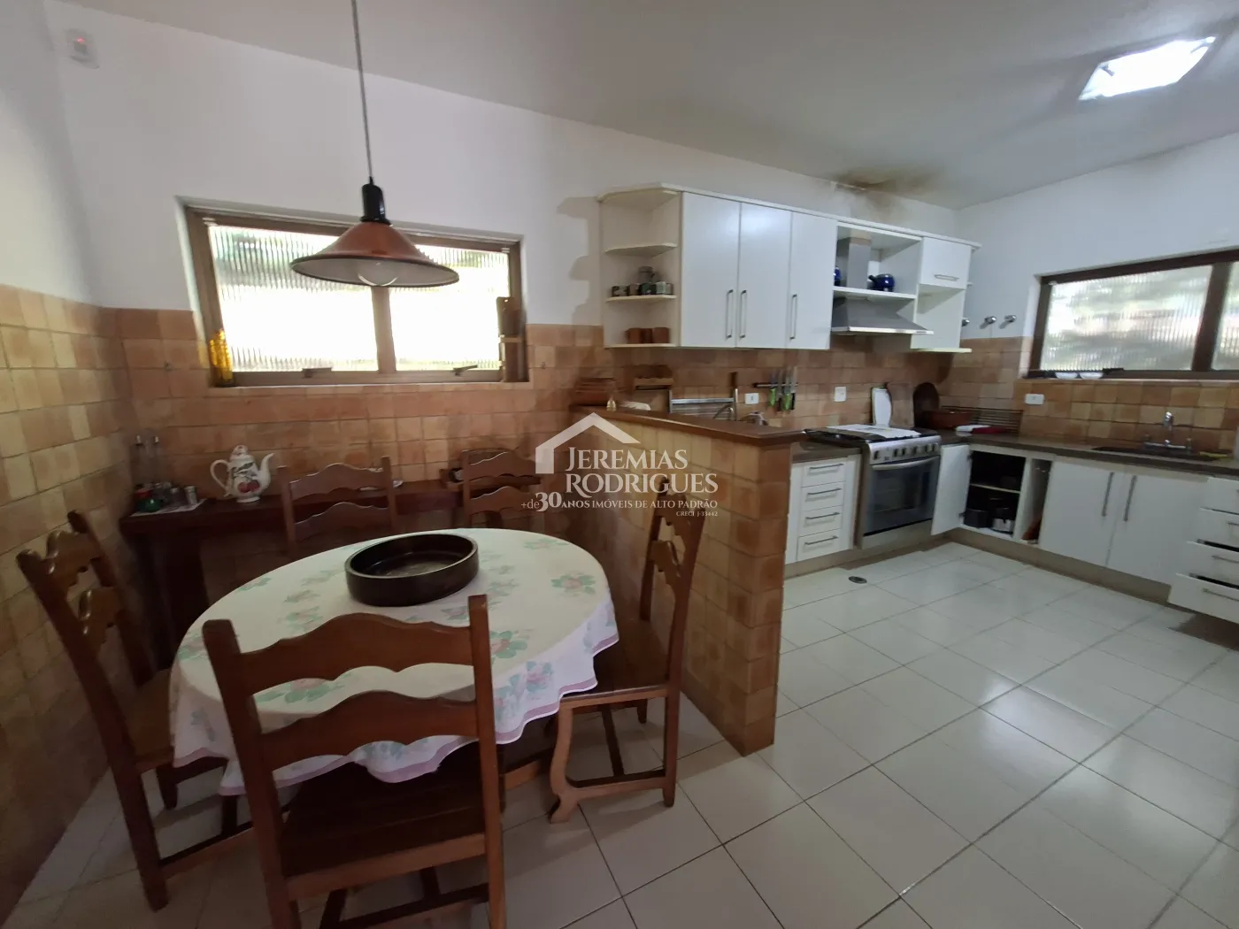 Casa à venda com 4 dormitórios no Condomínio Jardim Véu da Noiva em Campos do Jordão/SP.
