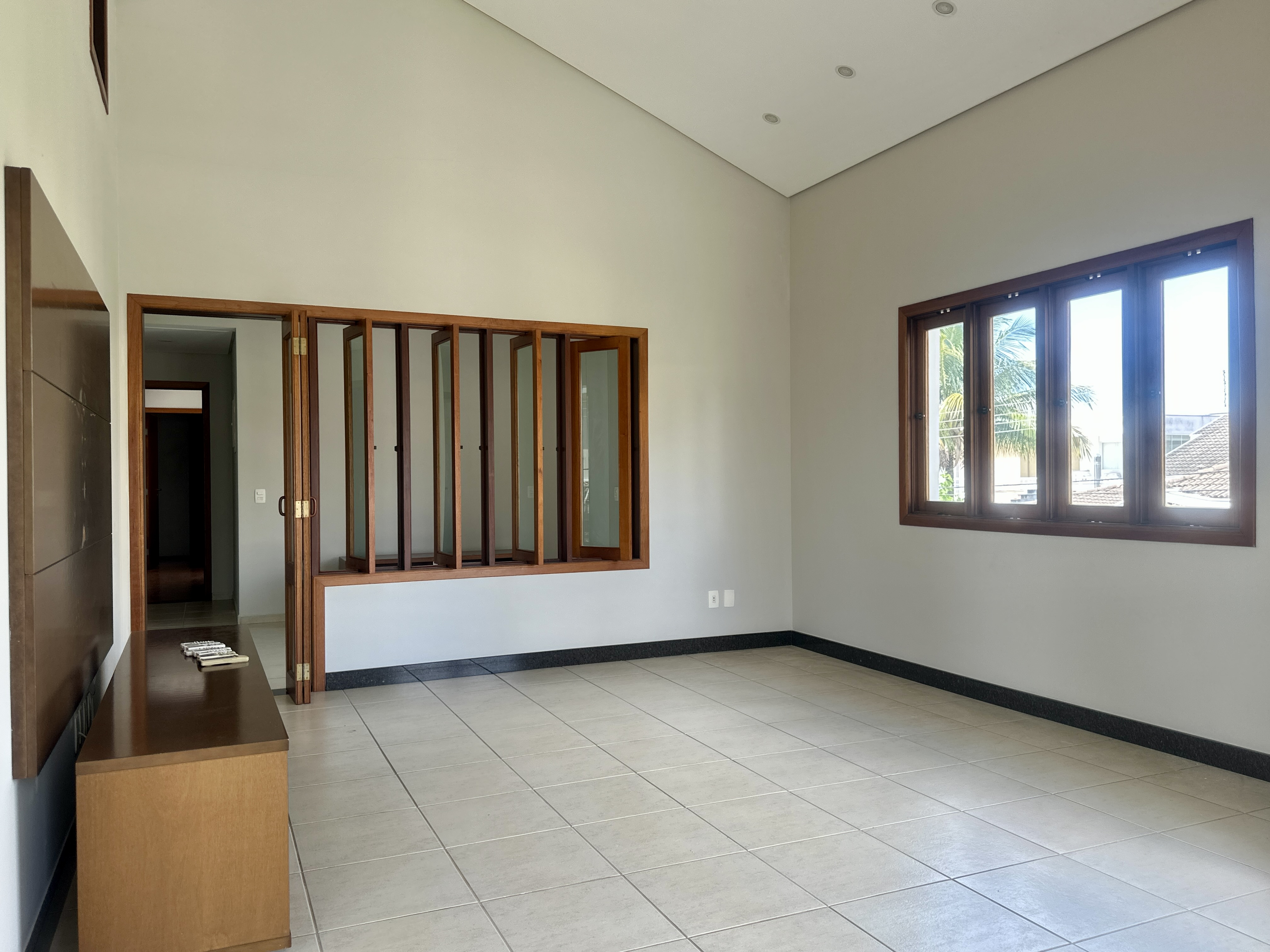 Casa para locação com 3 suítes no Condomínio Taubaté Village em Taubaté/SP. 