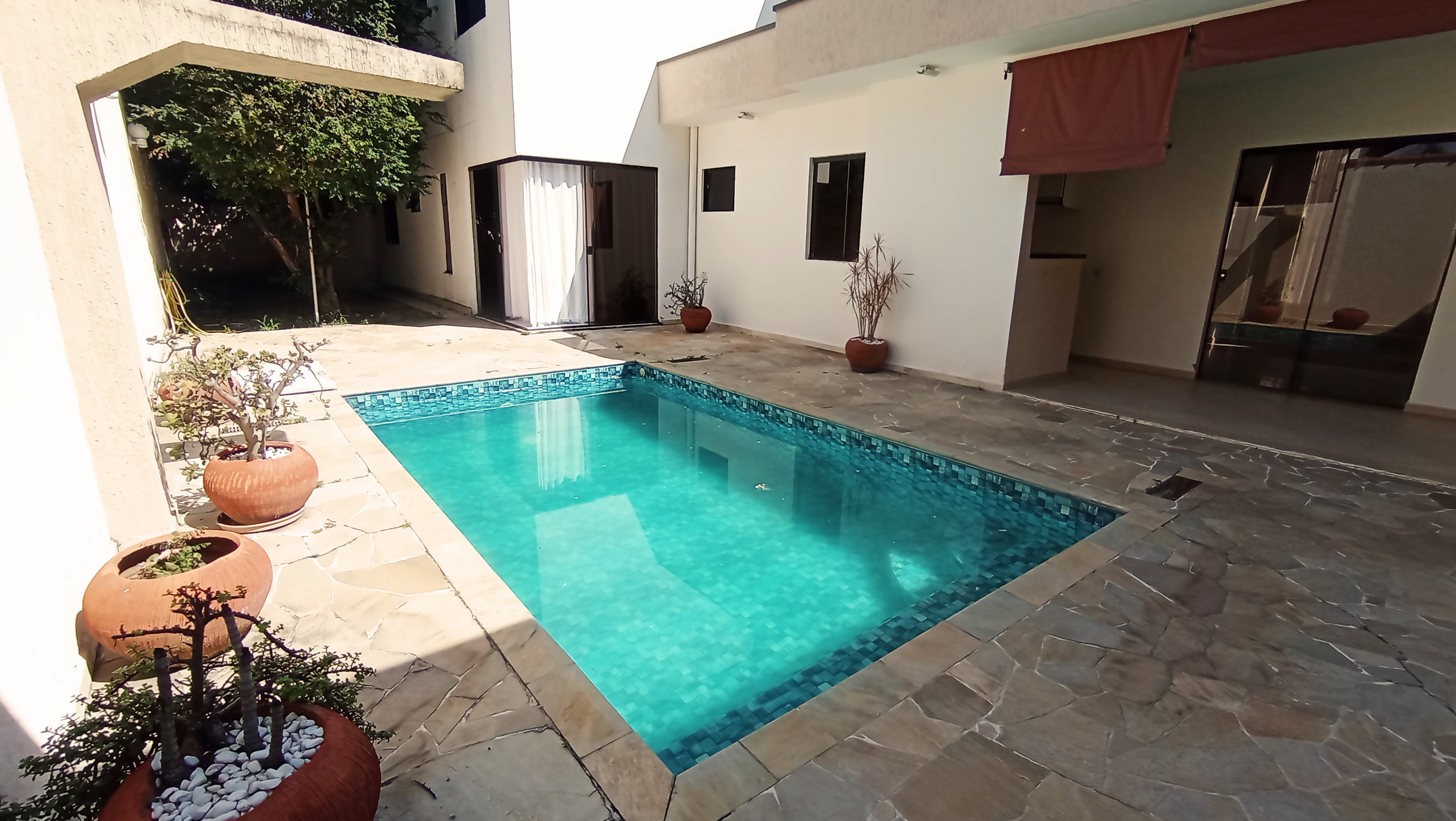 Casa à venda com 4 suítes no Condomínio Real Ville em Pindamonhangaba/SP. 