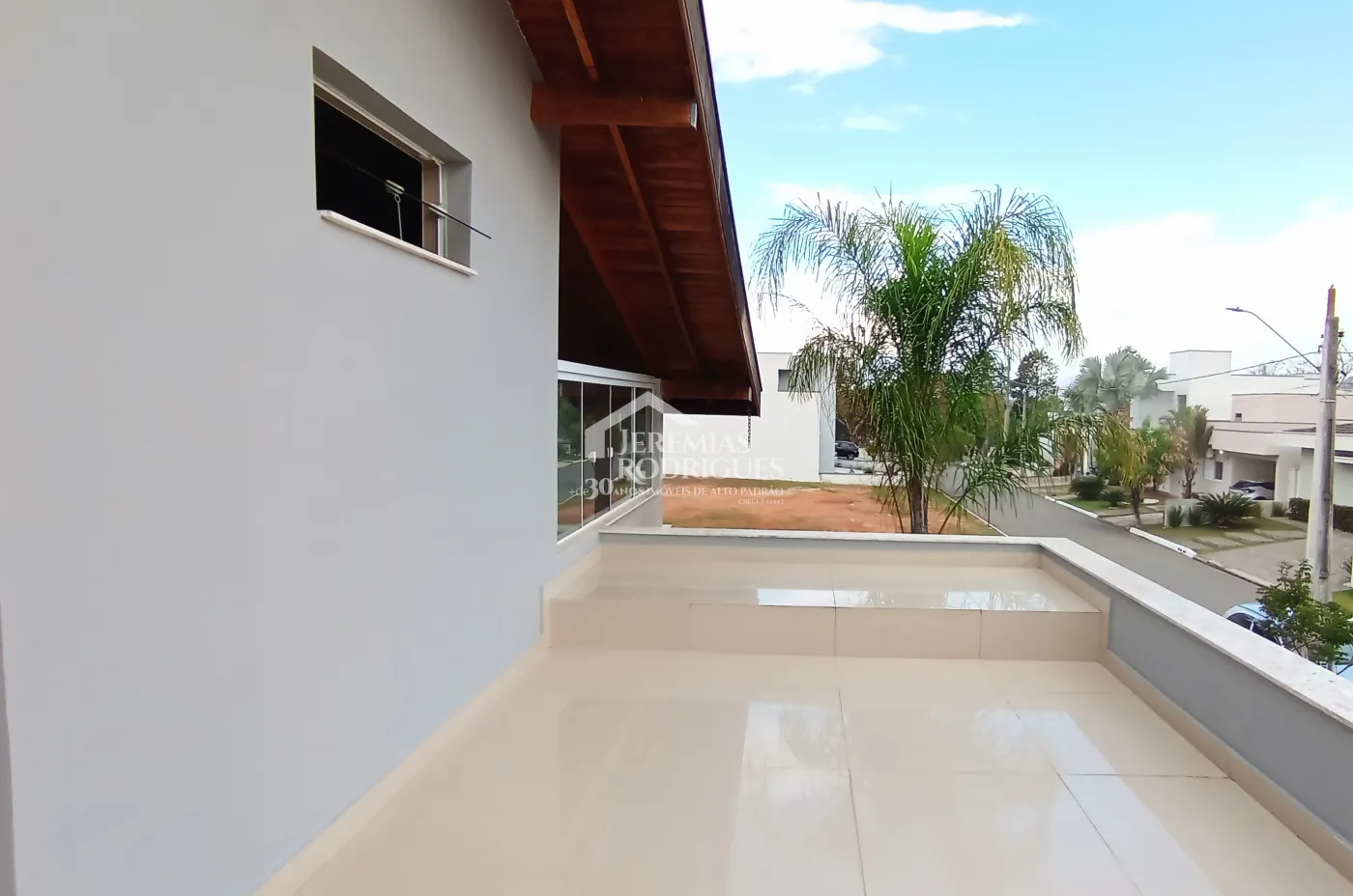 Casa à venda com 3 suítes no Condomínio Moema Ville em Pindamonhangaba/SP.