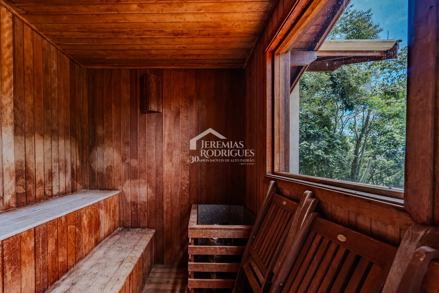 Casa assobradada à venda com 3 dormitórios no Condomínio Parque da Mantiqueira em Santo Antônio do Pinhal/SP.