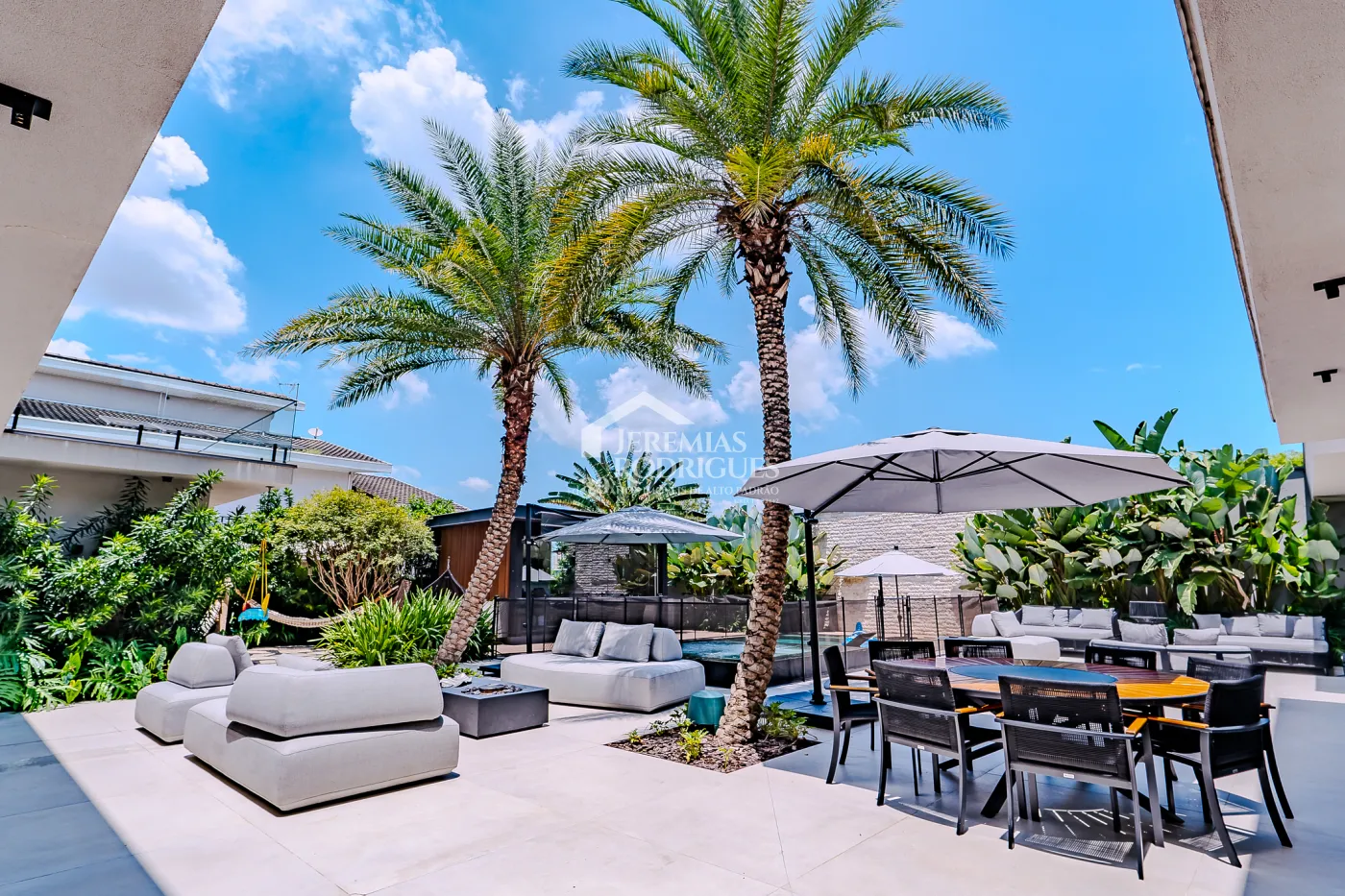 Casa à venda com 4 suítes no Condomínio Taubaté Village em Taubaté/SP.