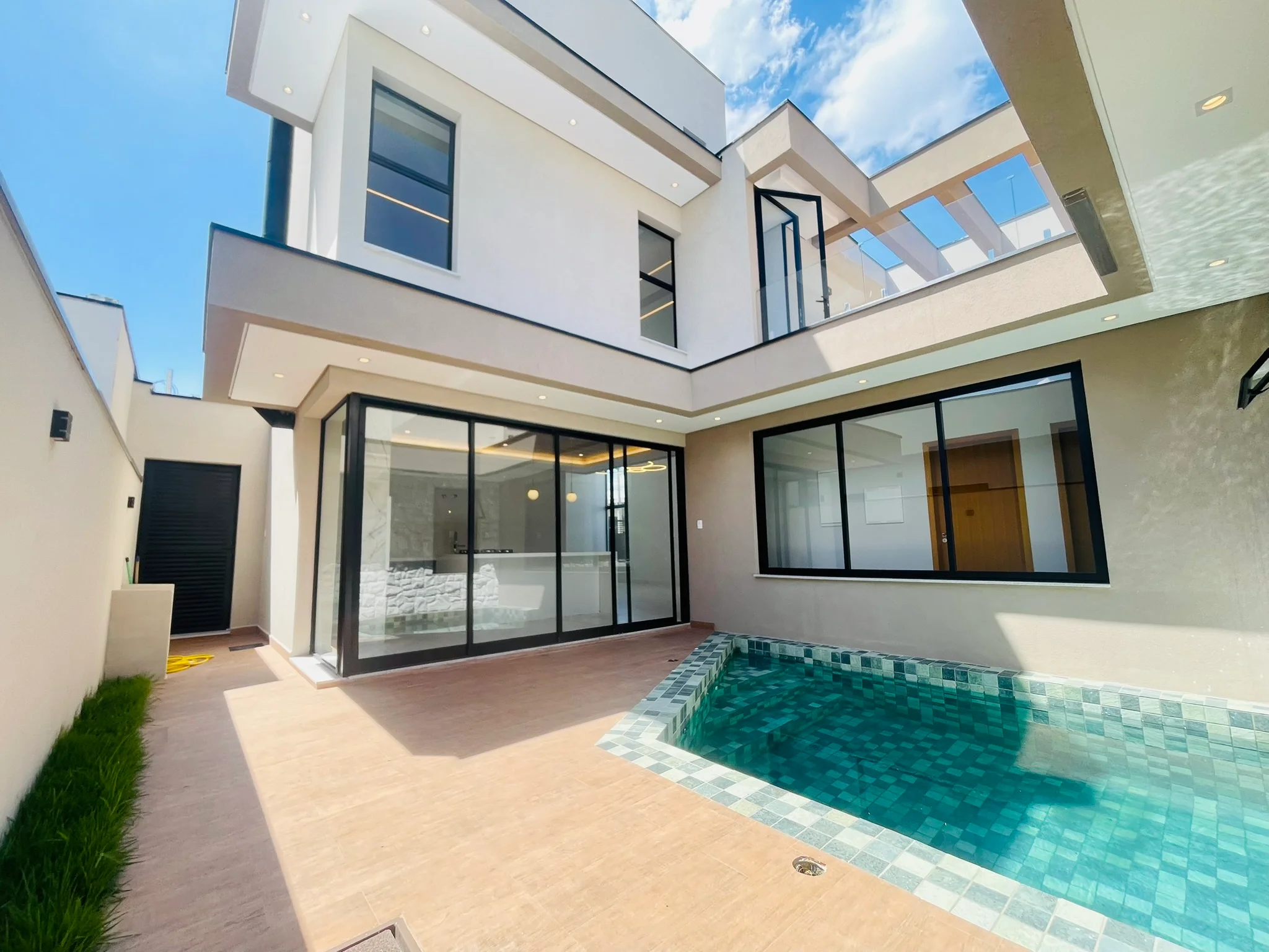 Casa para venda e locação com 3 dormitórios no Condomínio Terras do Vale em Caçapava/SP. 