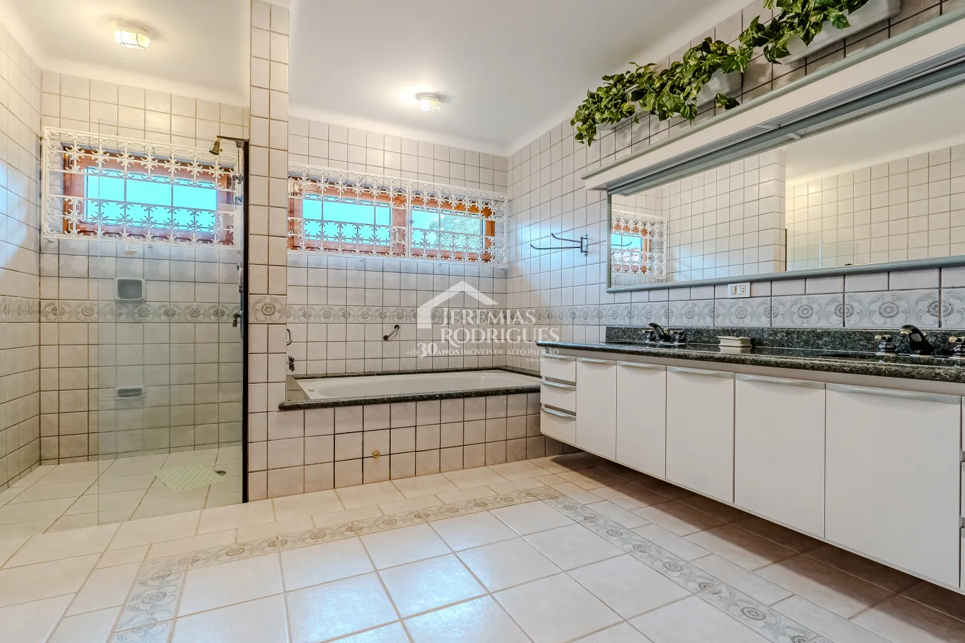 Casa com 4 suítes, 670 m² - Alto do Capivari - Campos do Jordão/SP.