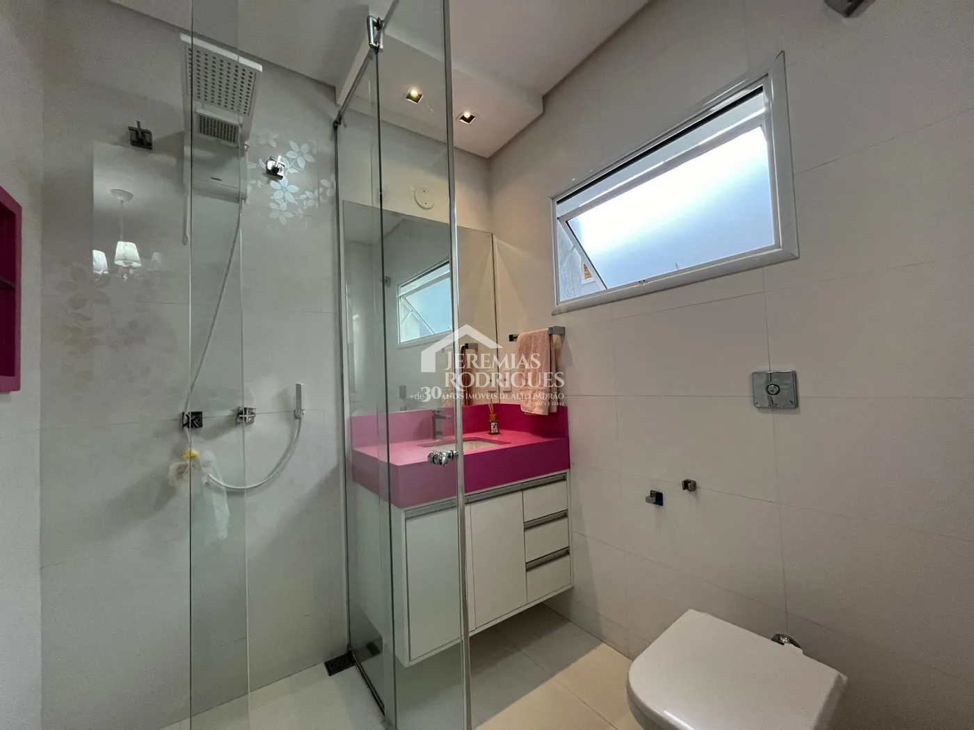 Casa assobradada à venda com 4 dormitórios no Condomínio Residencial Eldorado, em Tremembé/SP.