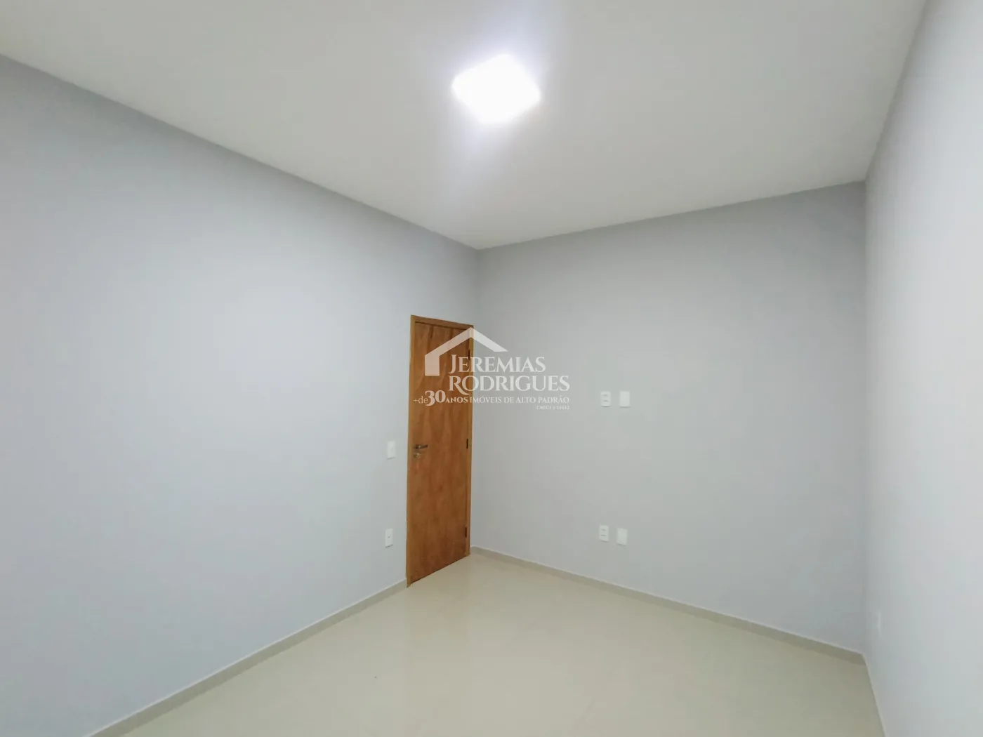 Casa à venda com 3 dormitórios no Condomínio Morada do Visconde em Tremembé/SP.