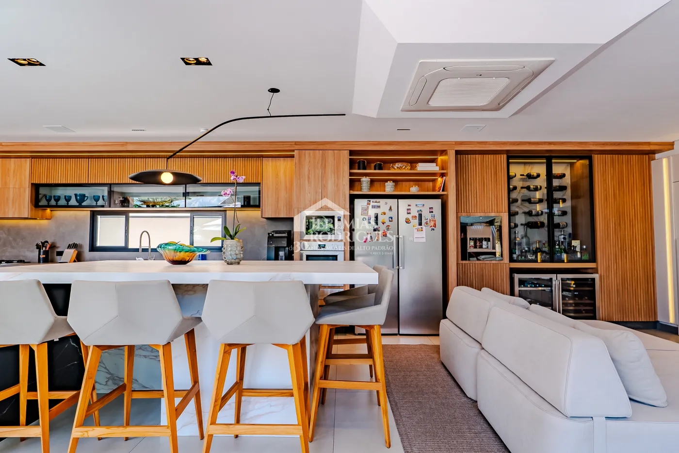 Casa à venda com 4 suítes no Condomínio Taubaté Village em Taubaté/SP.