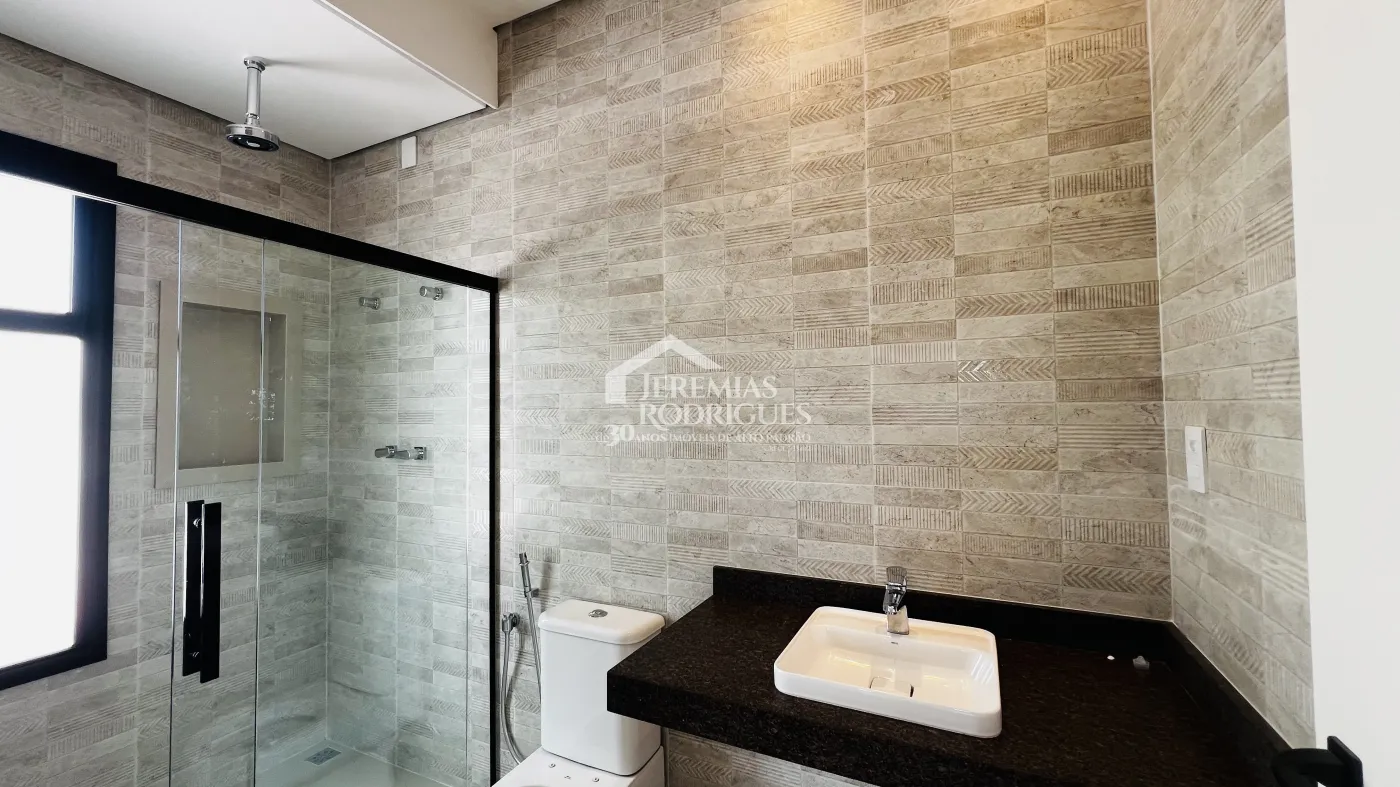 Casa assobradada à venda com 3 suítes no Condomínio e Ouro Ville em Taubaté/SP.