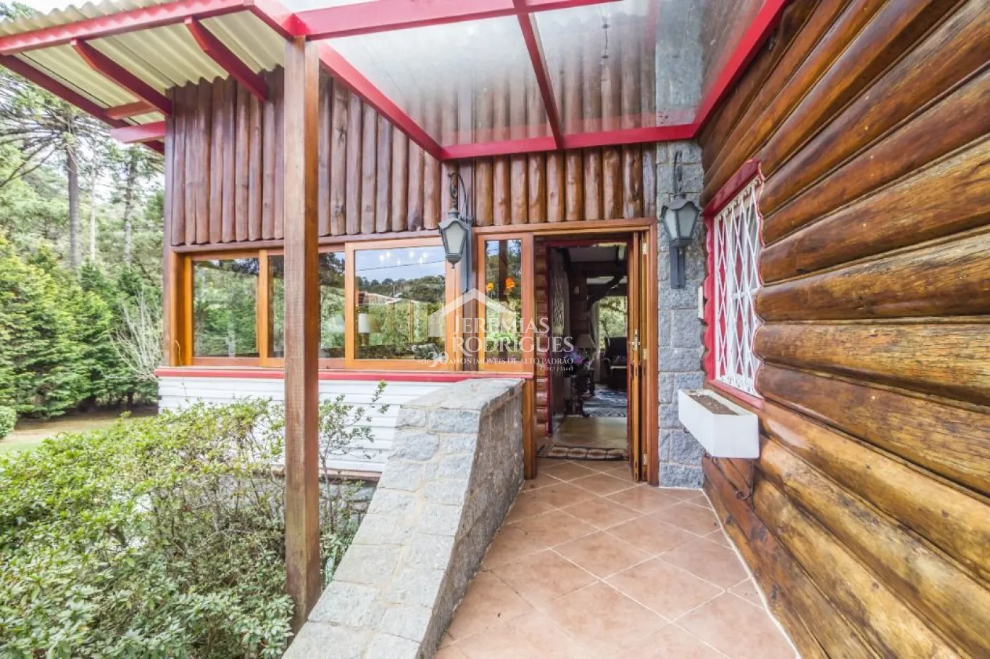 Casa à venda com 5 dormitórios no Jardim Embaixador em Campos do Jordão/SP