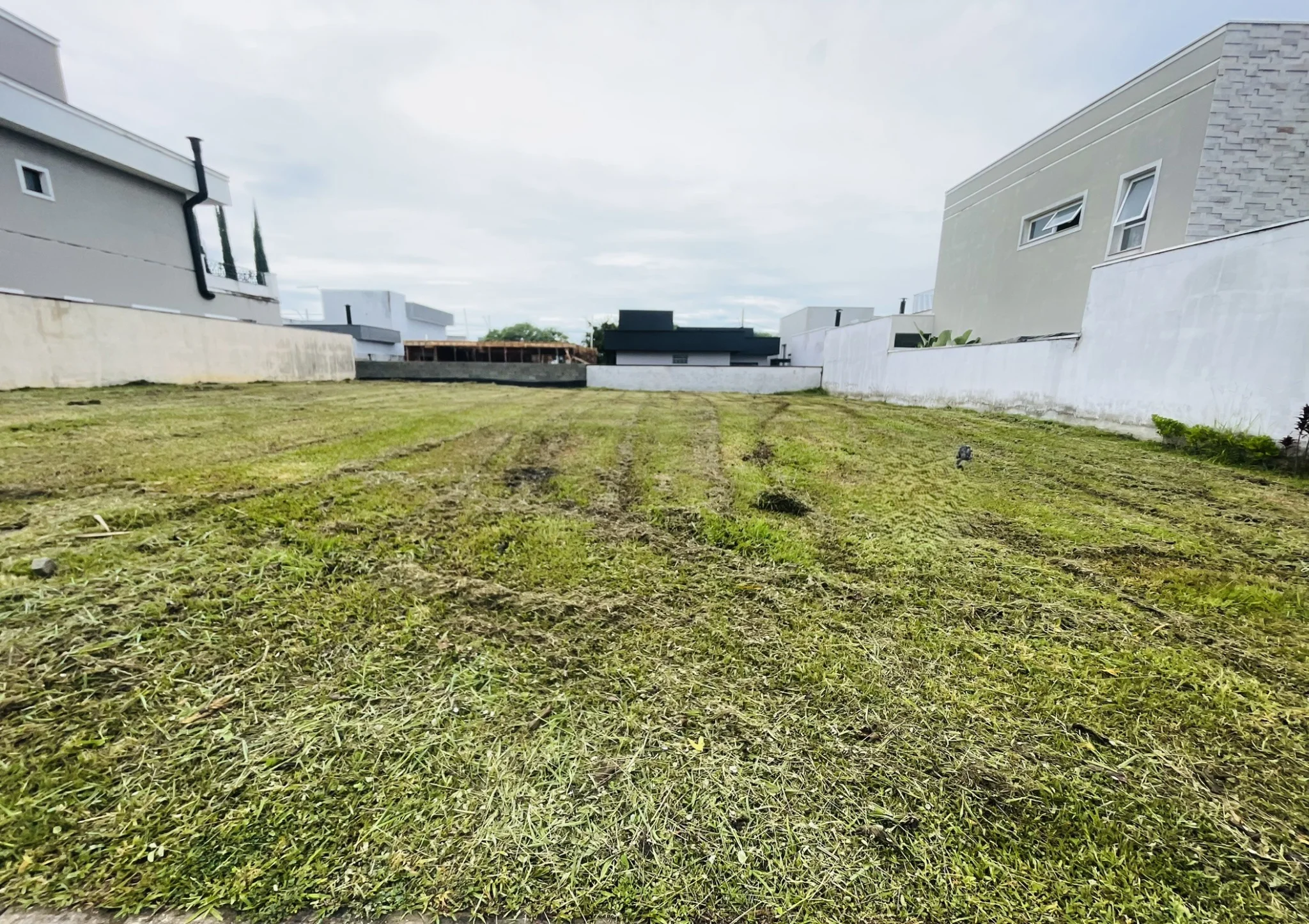 Terreno à venda com 300 m² no Condomínio Ouro Ville em Taubaté/SP. 
