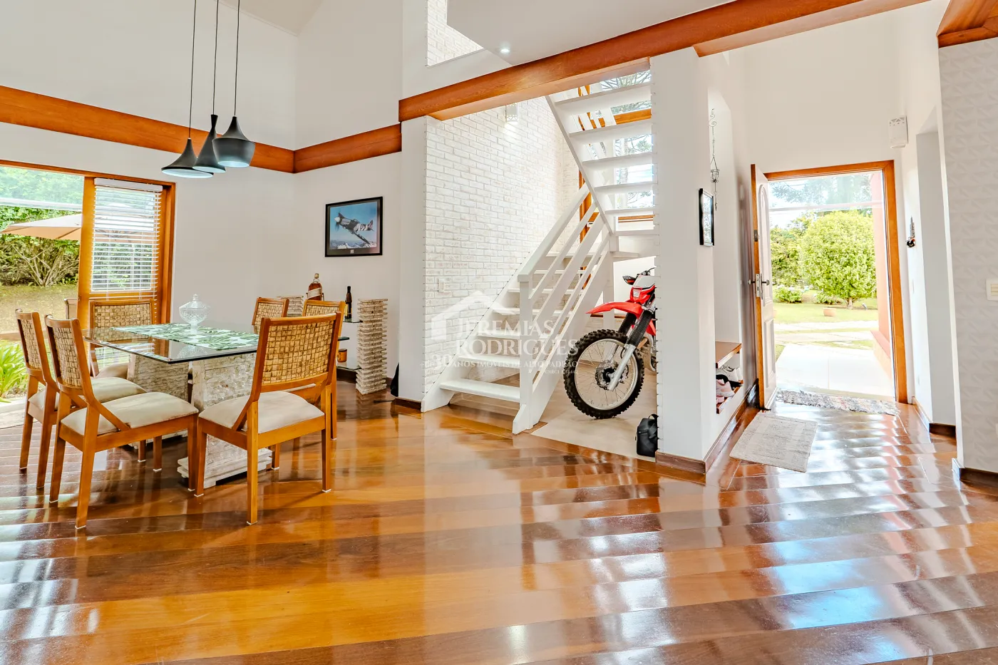 Casa assobradada à venda com 3 dormitórios no Condomínio Aldeia Austríaca em Campos do Jordão/SP.