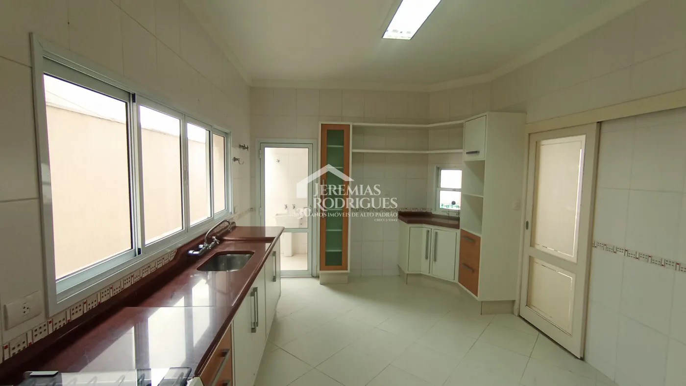 Casa à venda com 5 dormitórios no Condomínio Taubaté Village em Taubaté/SP.