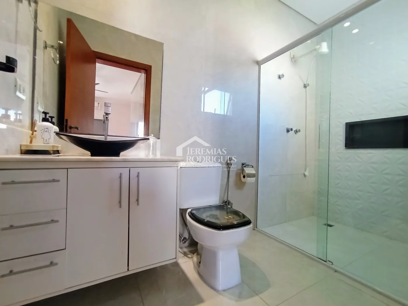 Casa assobradada com 3 suítes - Condomínio Jardim Oásis - Taubaté/SP.