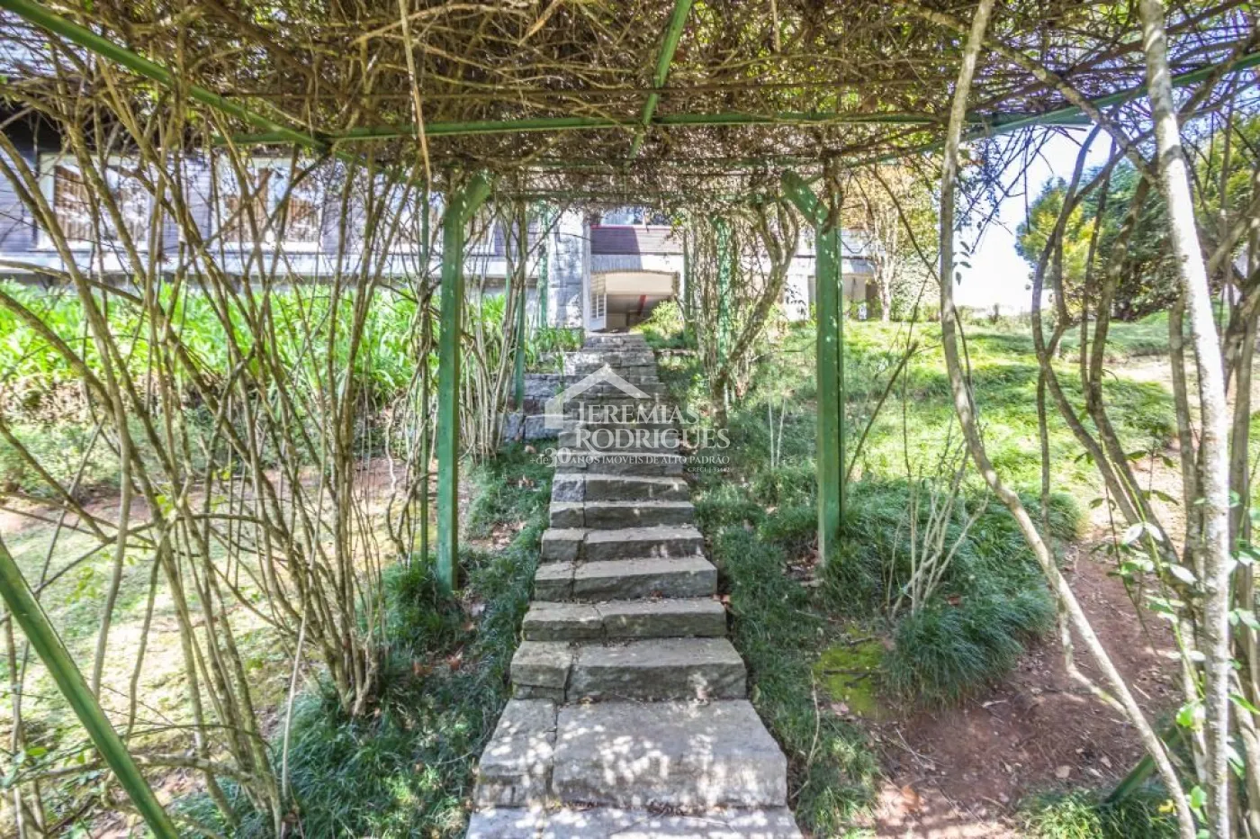 Casa à venda com 5 dormitórios no Jardim Embaixador em Campos do Jordão/SP