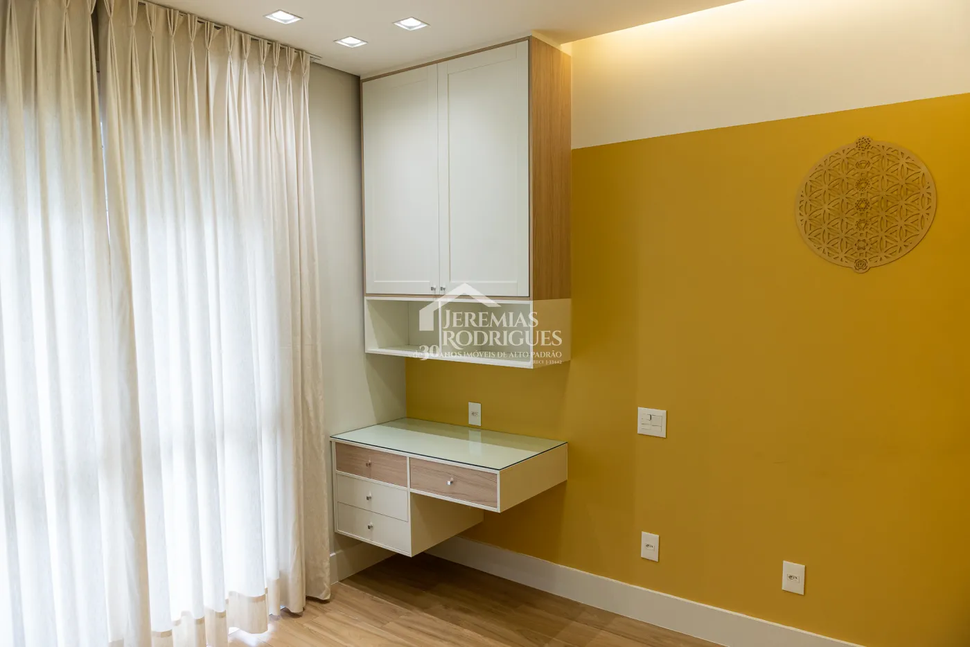 Apartamento à venda com 3 dormitórios, 98 m² no Edifício Bauhaus em Pindamonhangaba/SP.