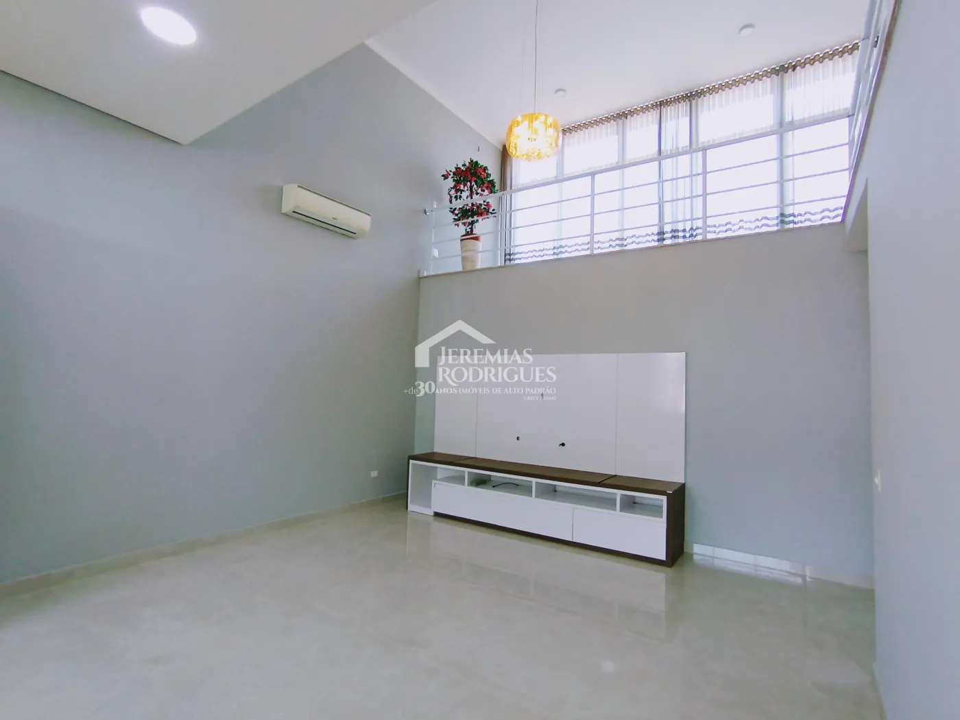 Casa para venda e locação com 3 dormitórios, no Condomínio Campos do Conde II em Tremembé/SP.