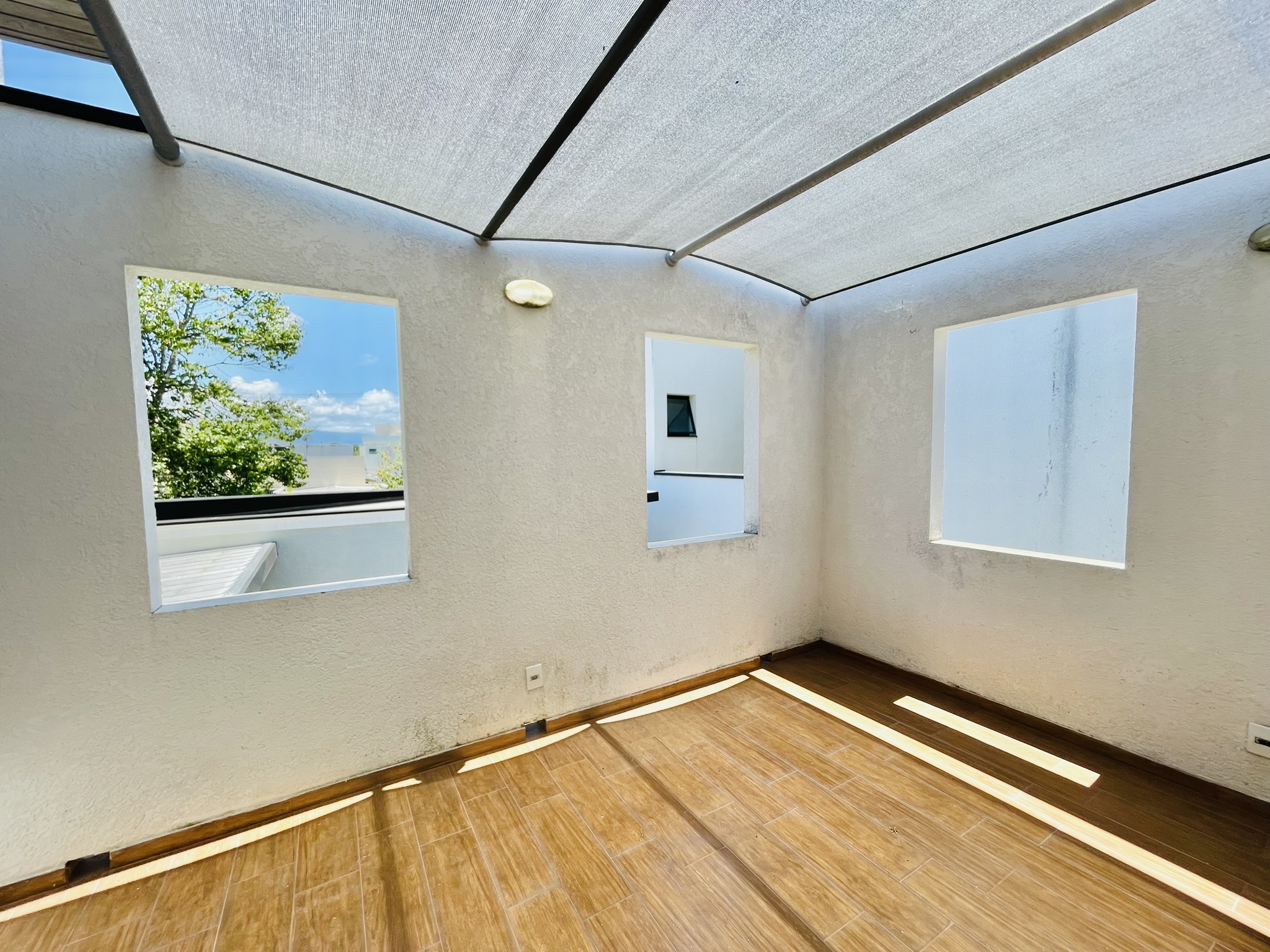 Casa à venda com 3 suítes no Condomínio Campos do Conde II em Tremembé/SP.