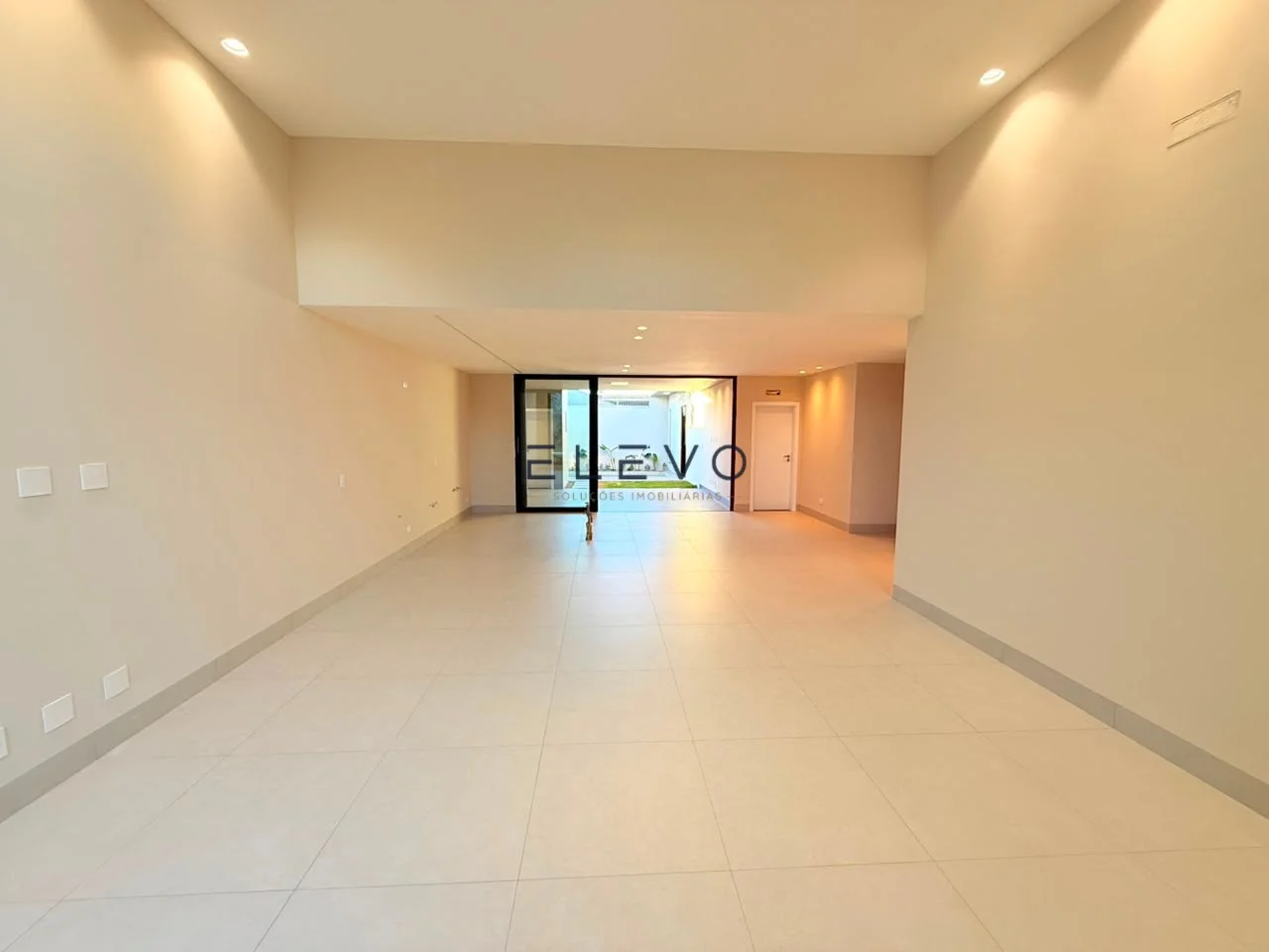 Casa Térrea à Venda no Condomínio Ouro Verde | 3 Suítes, Piscina e 237 m² em Sarandi-PR