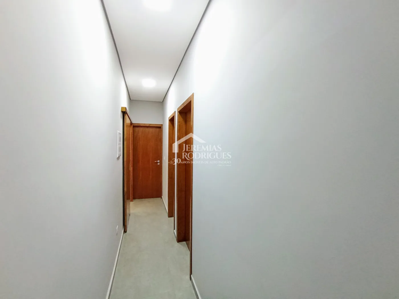 Casa à venda com 3 dormitórios no Condomínio Morada do Visconde em Tremembé/SP.