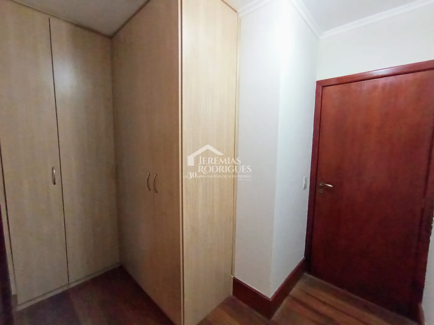 Casa à venda e locação com 4 suítes no Condomínio Colonial Village I em Pindamonhangaba/SP.