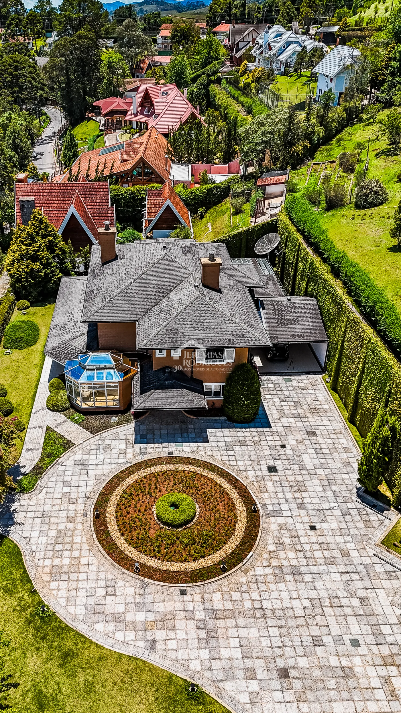 Casa com 4 suítes, 670 m² - Alto do Capivari - Campos do Jordão/SP.