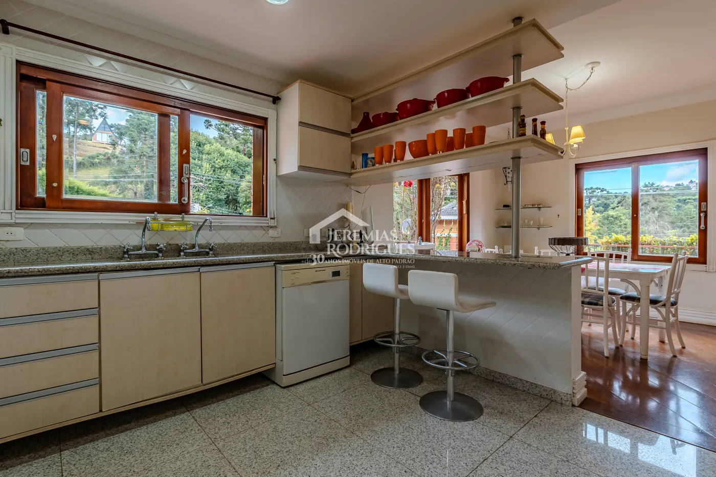 Casa para venda e locação com 5 suítes no Jardim Véu da Noiva em Campos do Jordão/SP