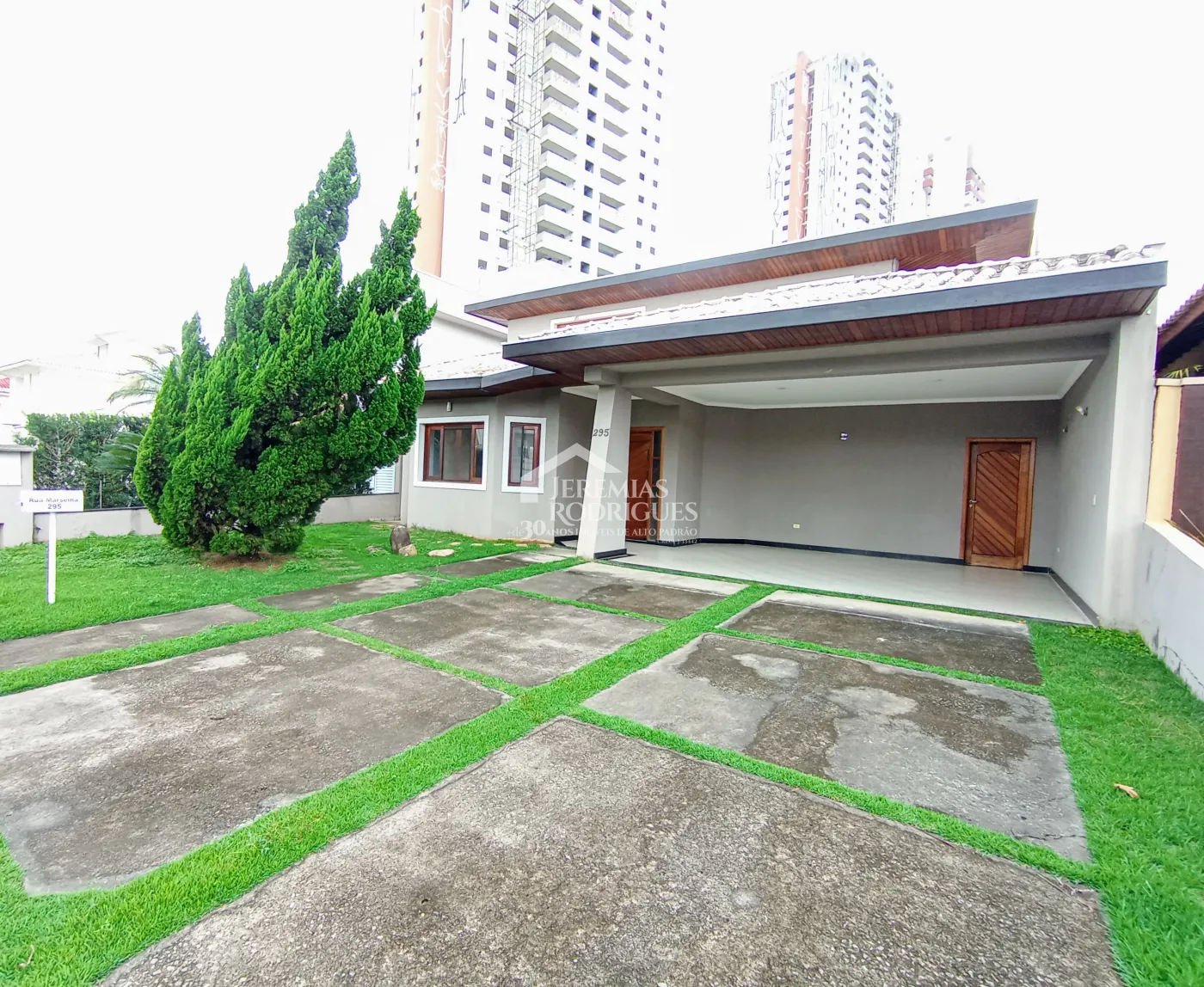 Casa para venda e locação com 3 dormitórios no Condomínio Taubaté Village em Taubaté/SP