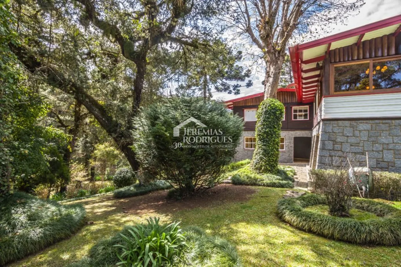 Casa à venda com 5 dormitórios no Jardim Embaixador em Campos do Jordão/SP