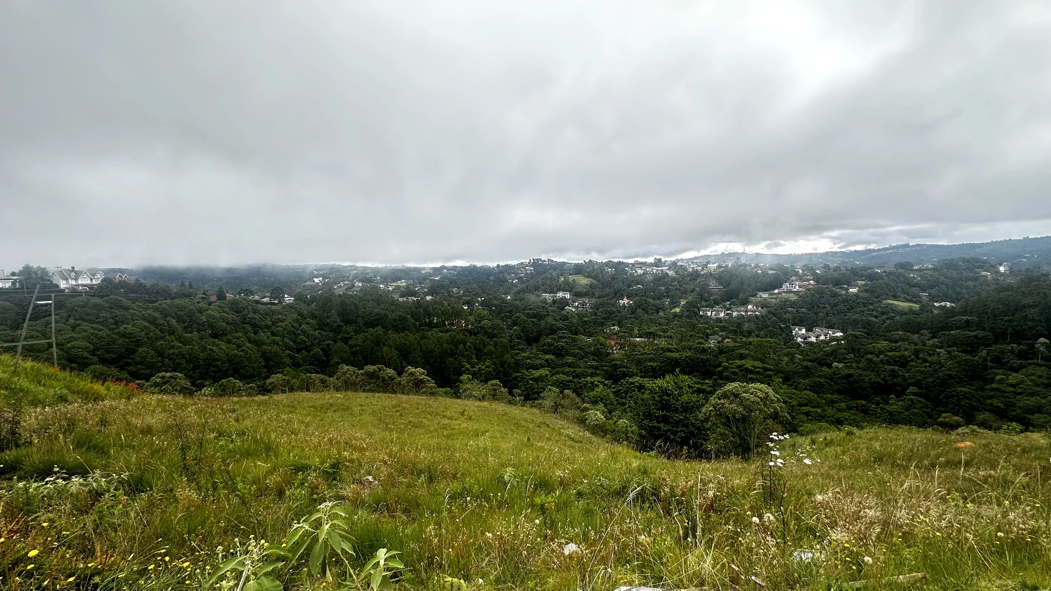 Terreno à venda com 2.650 m² no Condomínio Reserva Figueiredo em Campos do Jordão/SP. 