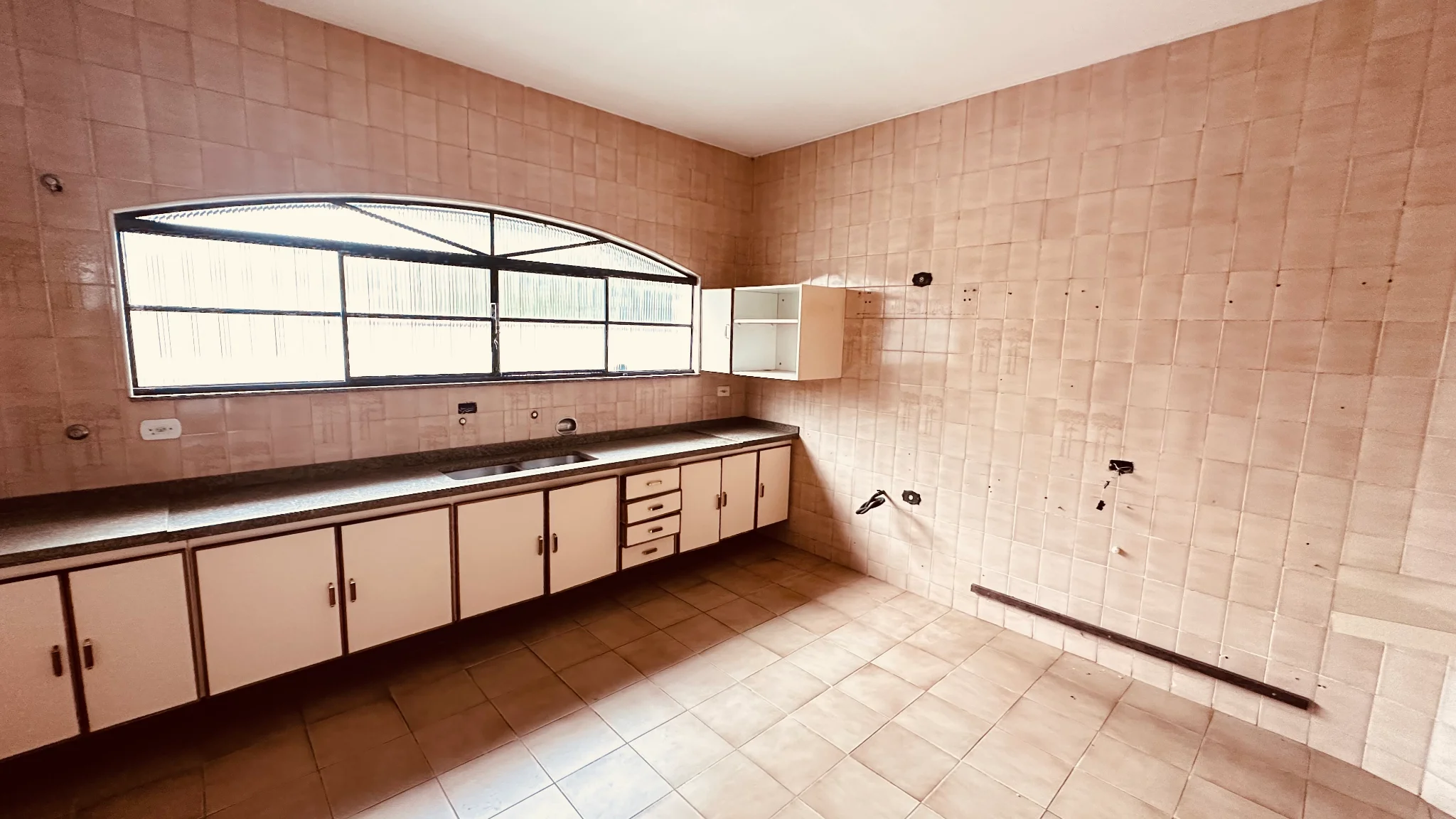 Casa com 3 suítes para venda e locação no bairro Jardim Boa Vista em Pindamonhangaba/SP 