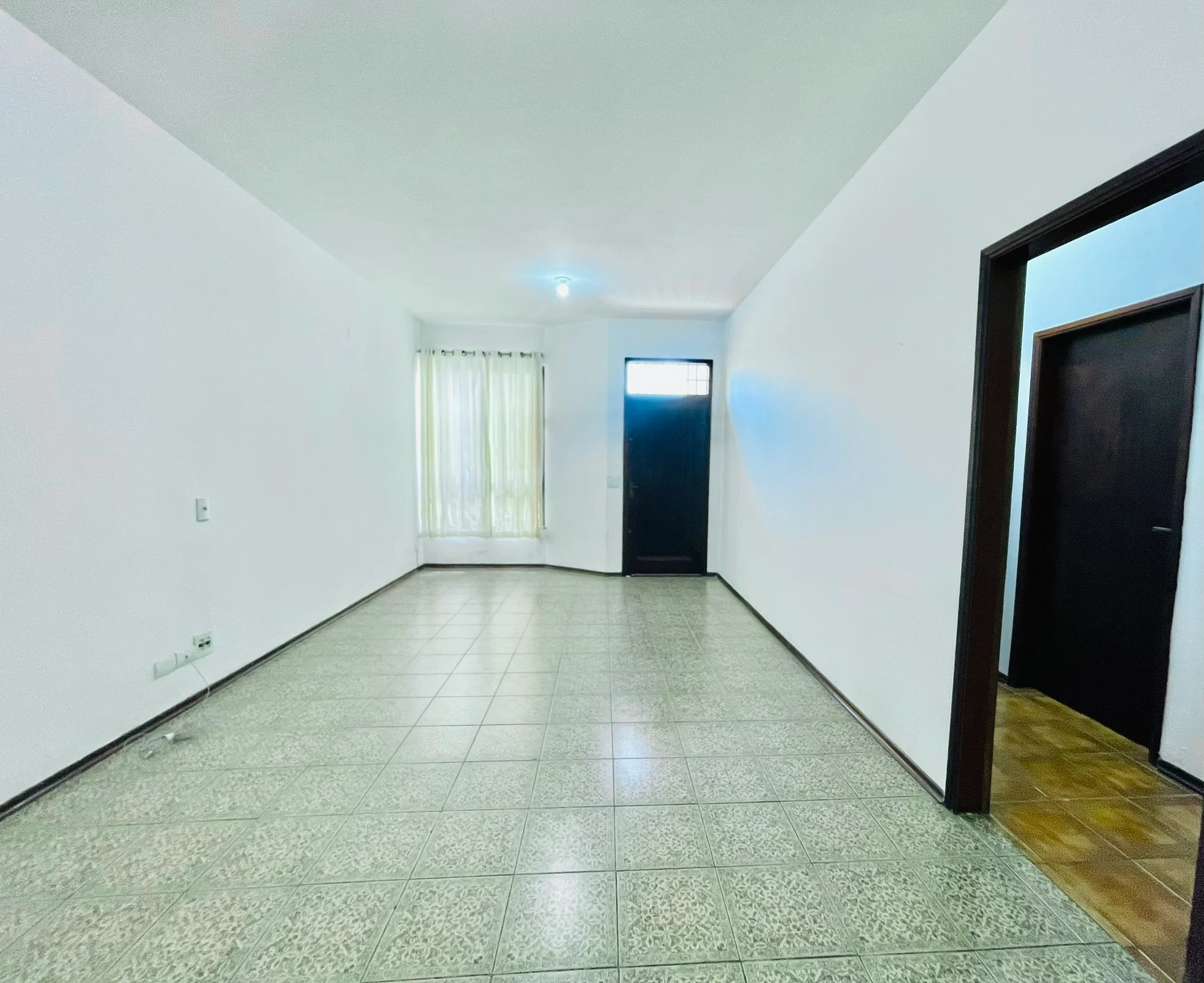 Casa para venda e locação no bairro Jardim das Nações em Taubaté/SP. 