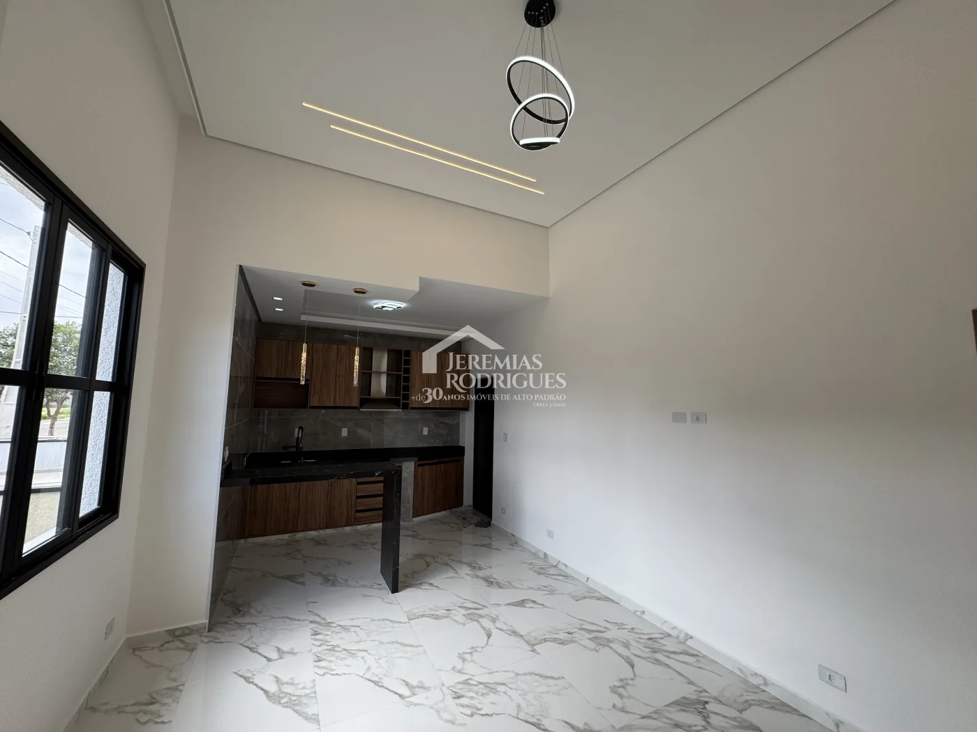 Casa à venda com 3 dormitórios no Condomínio Residencial Laguna em Pindamonhangaba/SP.