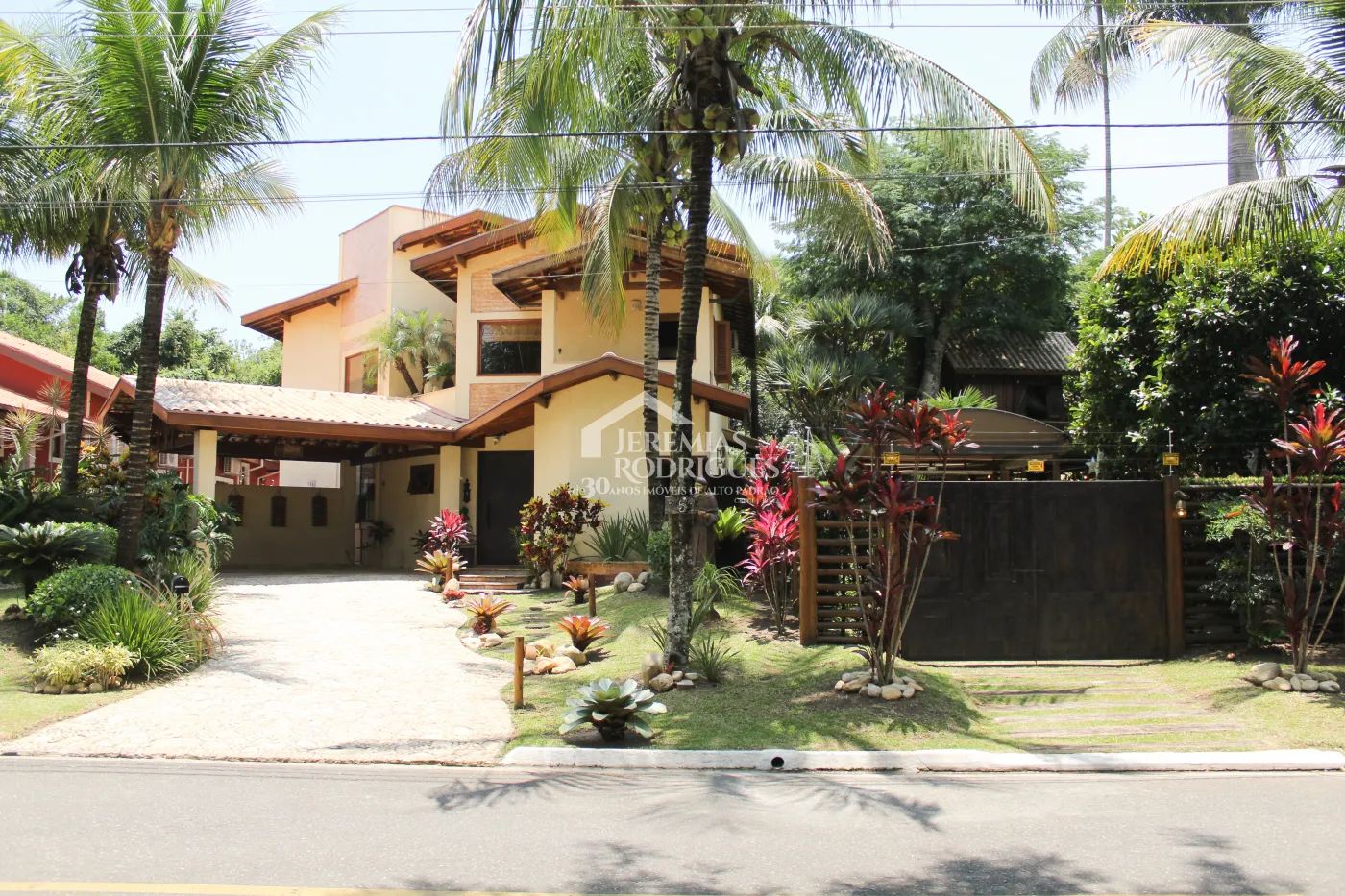 Casa para venda e locação com 5 dormitórios no Condomínio Taubaté Village em Taubaté/SP.