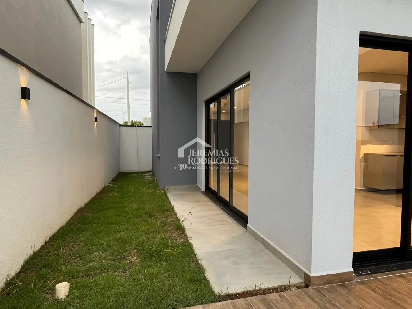 Casa assobradada à venda com 3 suítes no Condomínio Cyrela Landscape em Taubaté/SP.