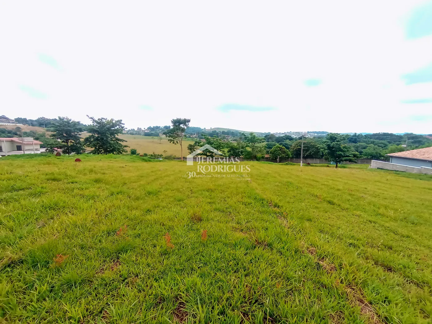 Terreno à venda com 990 m² no Condomínio Altos do Cataguá em Taubaté/SP.