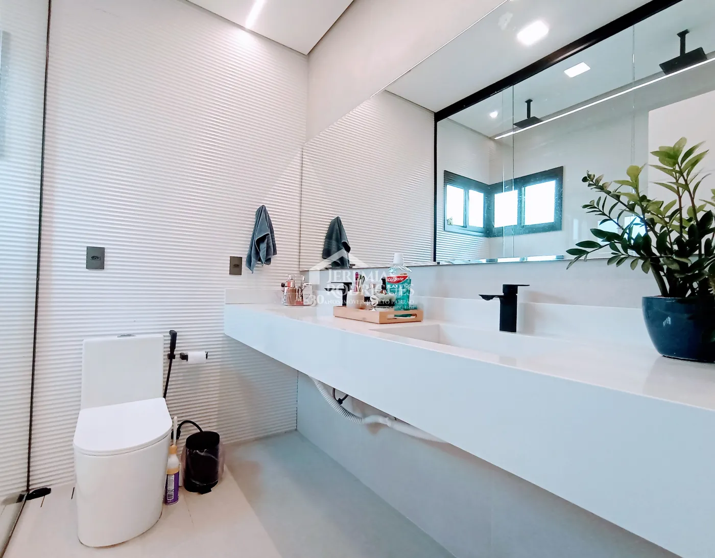 Casa à venda com 5 dormitórios no Condomínio Reserva dos Lagos em Pindamonhangaba/SP.