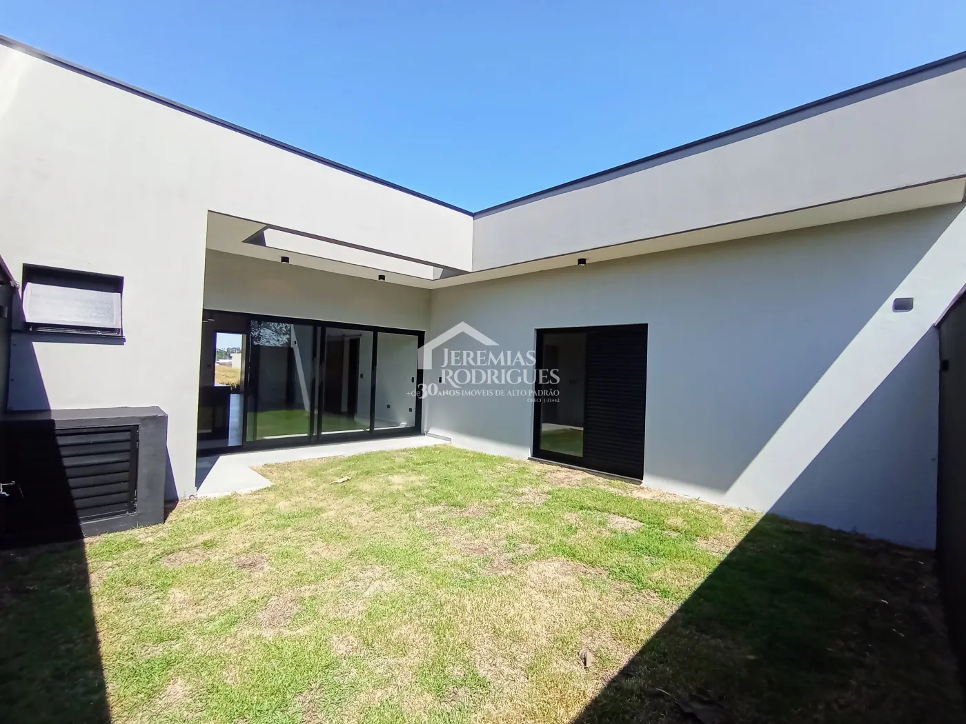 Casa à venda com 3 suítes no Condomínio Quinta das Palmeiras em Taubaté/SP.