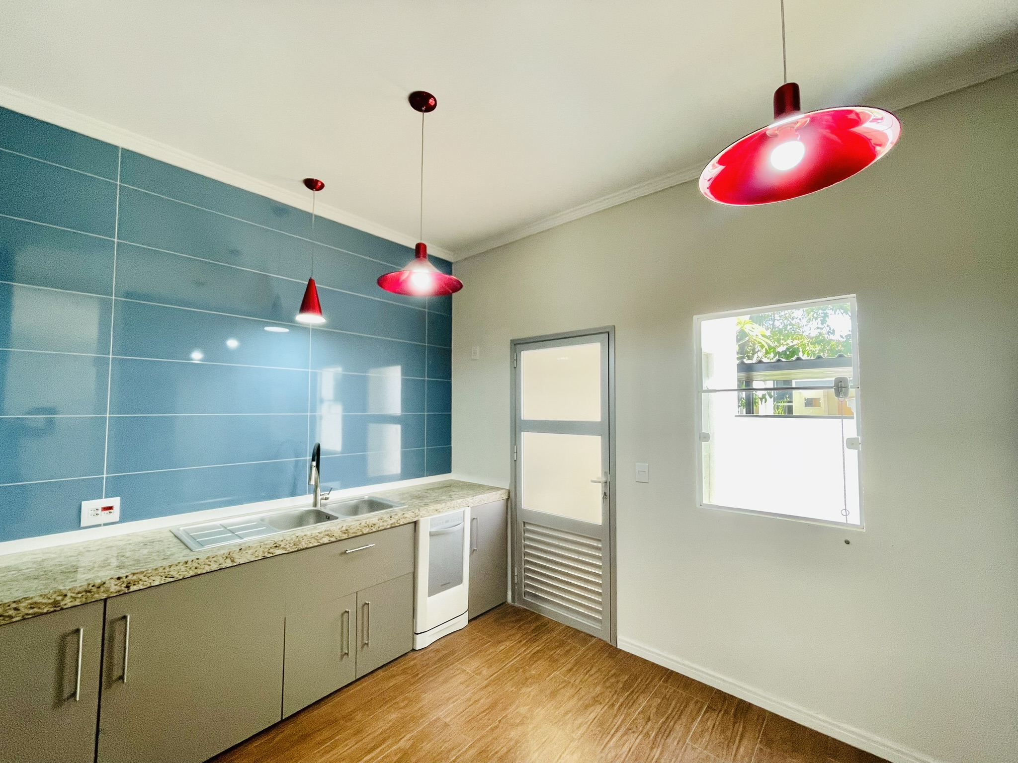 Casa à venda com 3 suítes no Condomínio Campos do Conde II em Tremembé/SP.