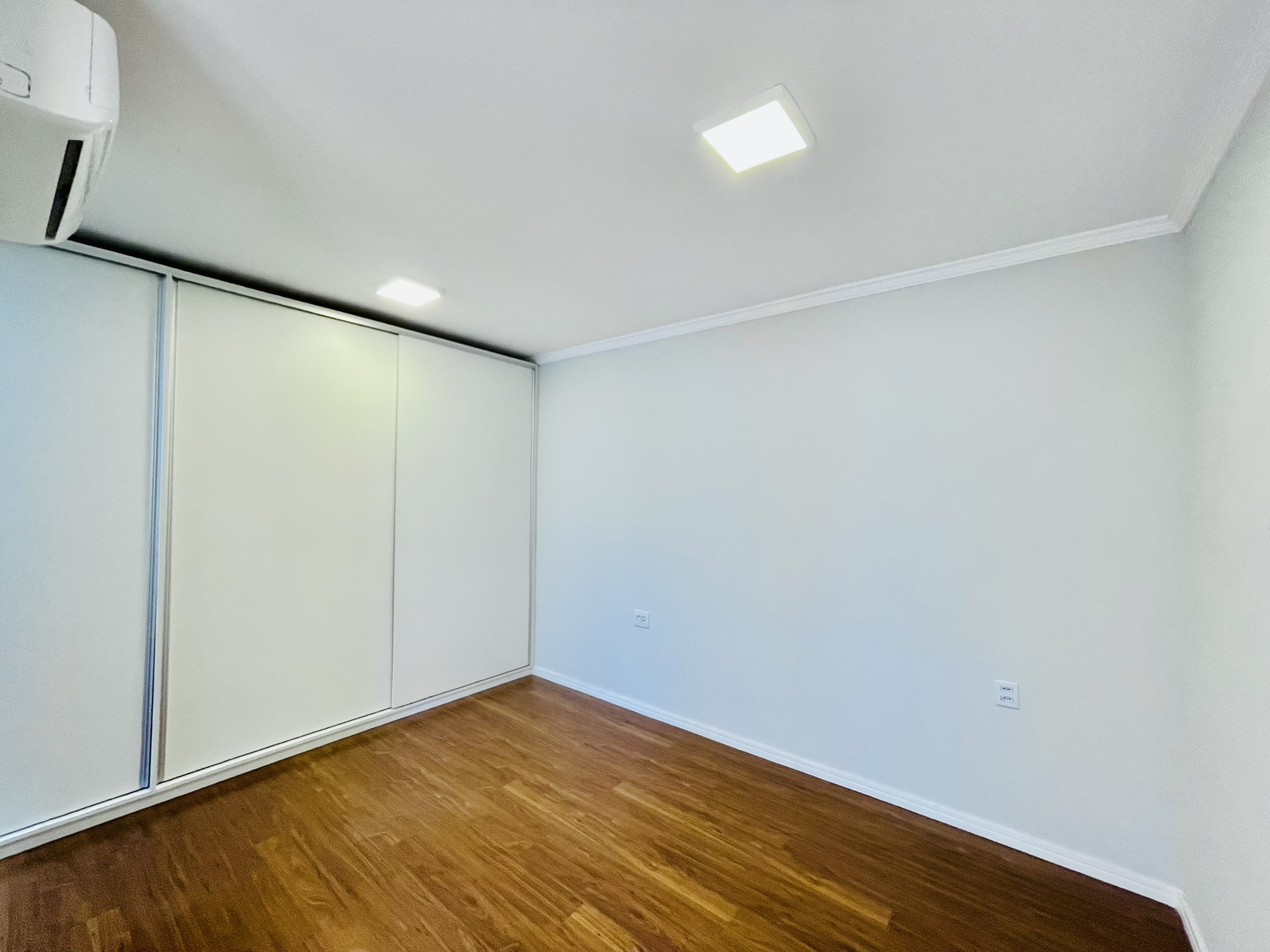 Casa à venda com 3 suítes no Condomínio Campos do Conde II em Tremembé/SP.